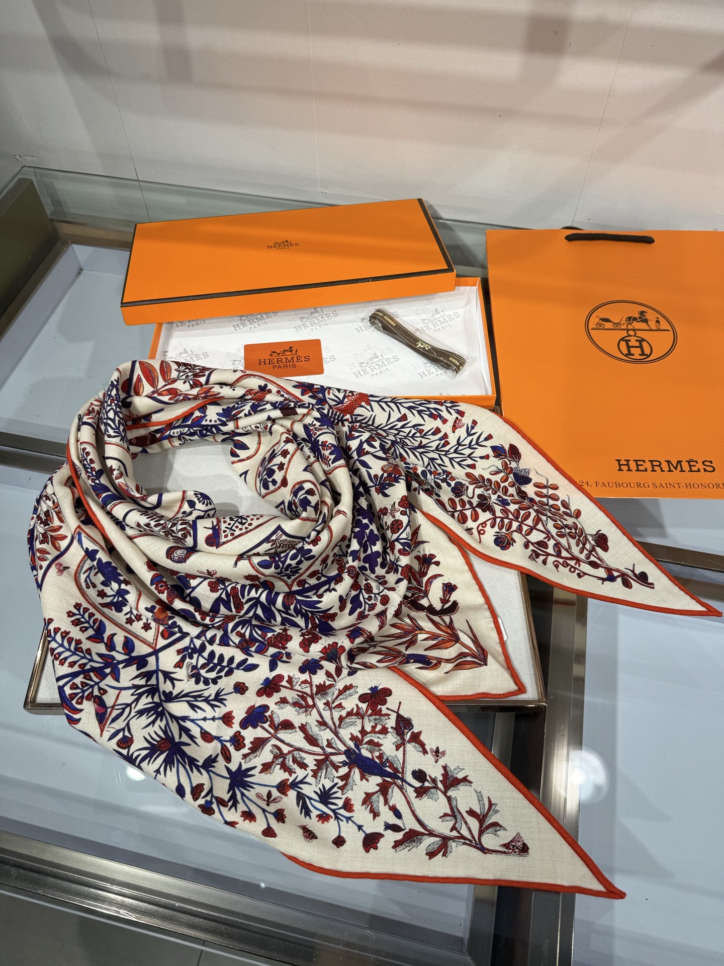 💟HERMES/2026❤️New三角形尺寸，非常好搭配衣服，手工卷边,70%羊绒+30%真丝材质混纺面