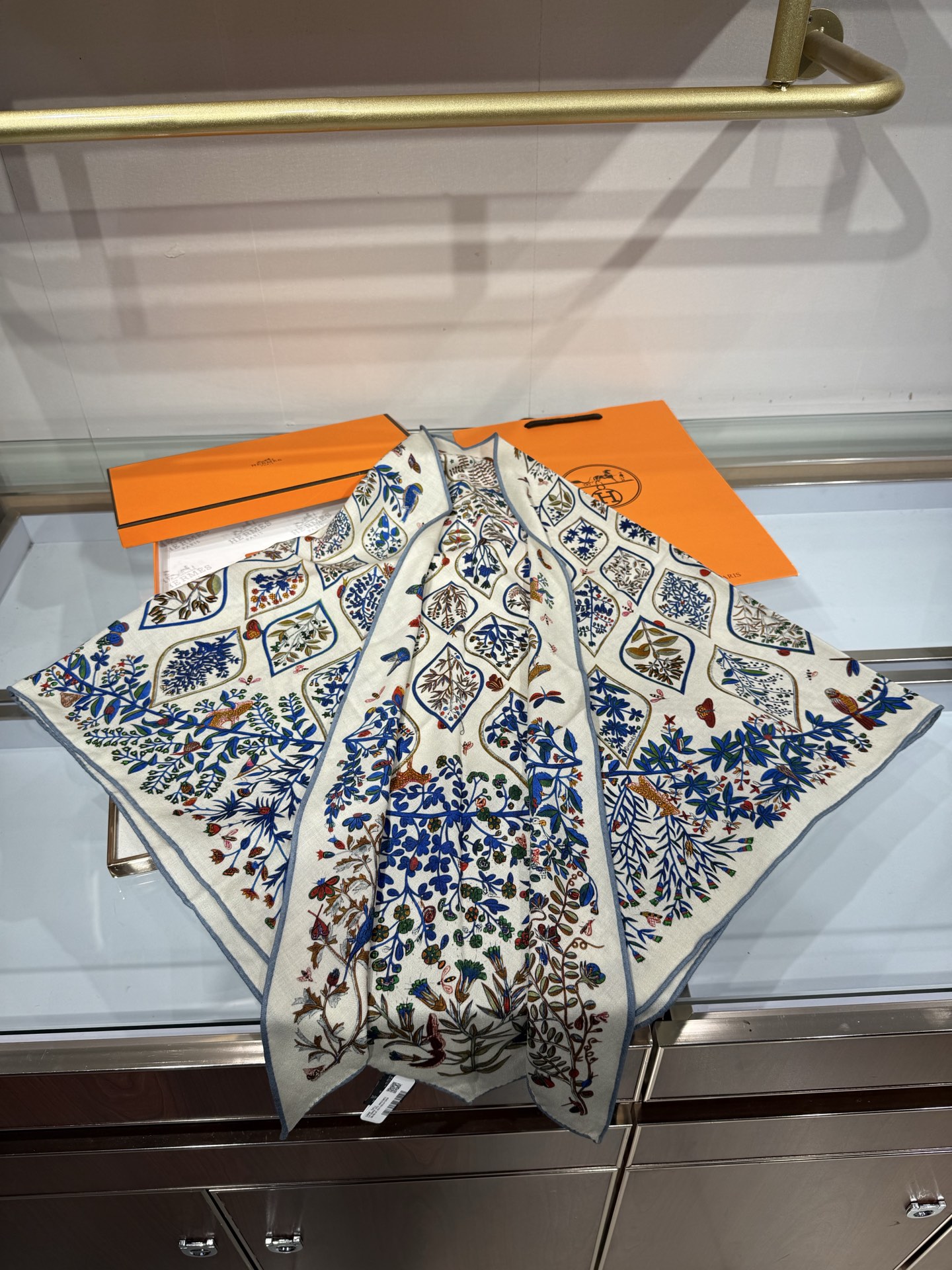 💟HERMES/2026❤️New三角形尺寸，非常好搭配衣服，手工卷边,70%羊绒+30%真丝材质混纺面
