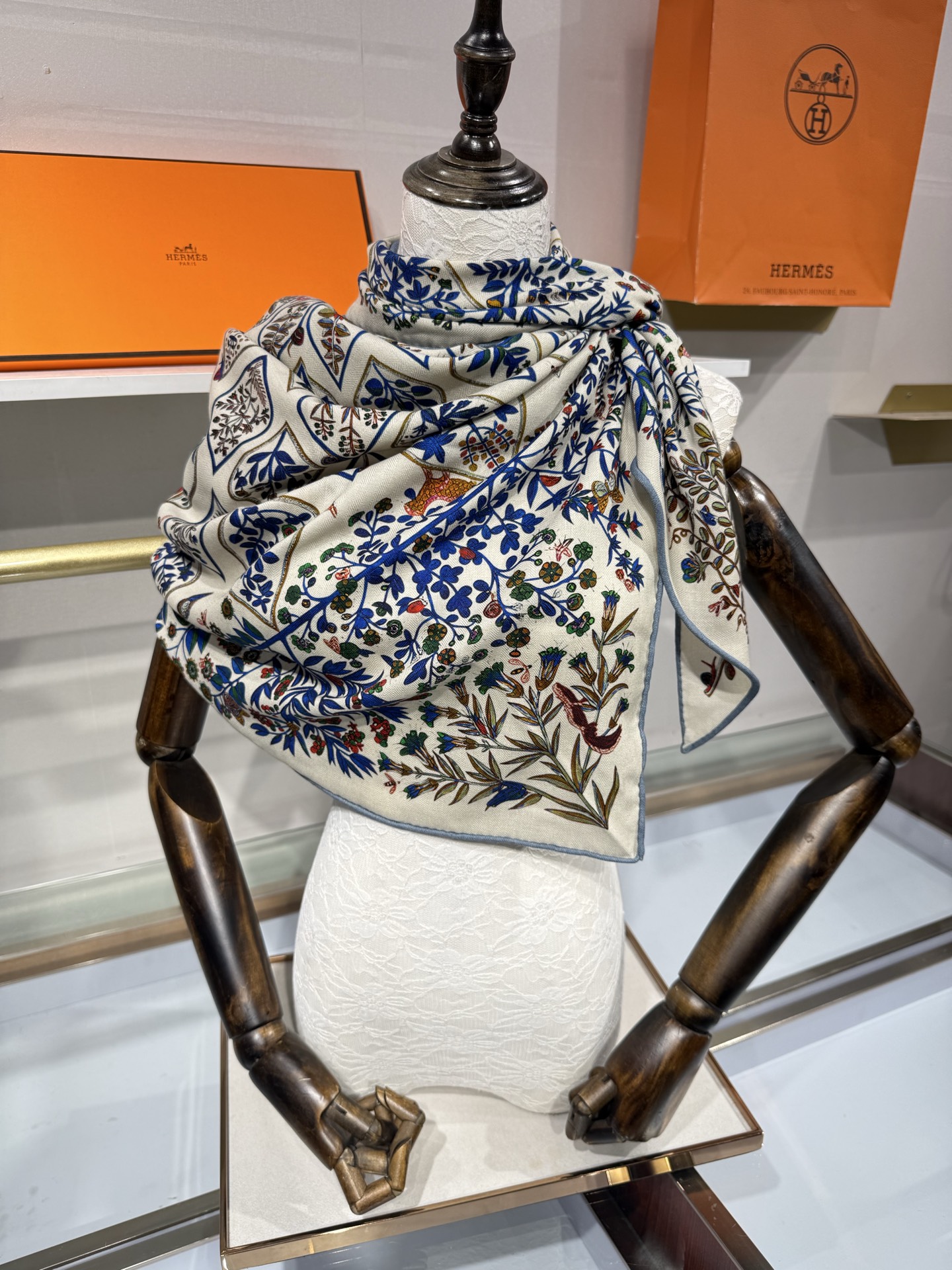 💟HERMES/2026❤️New三角形尺寸，非常好搭配衣服，手工卷边,70%羊绒+30%真丝材质混纺面