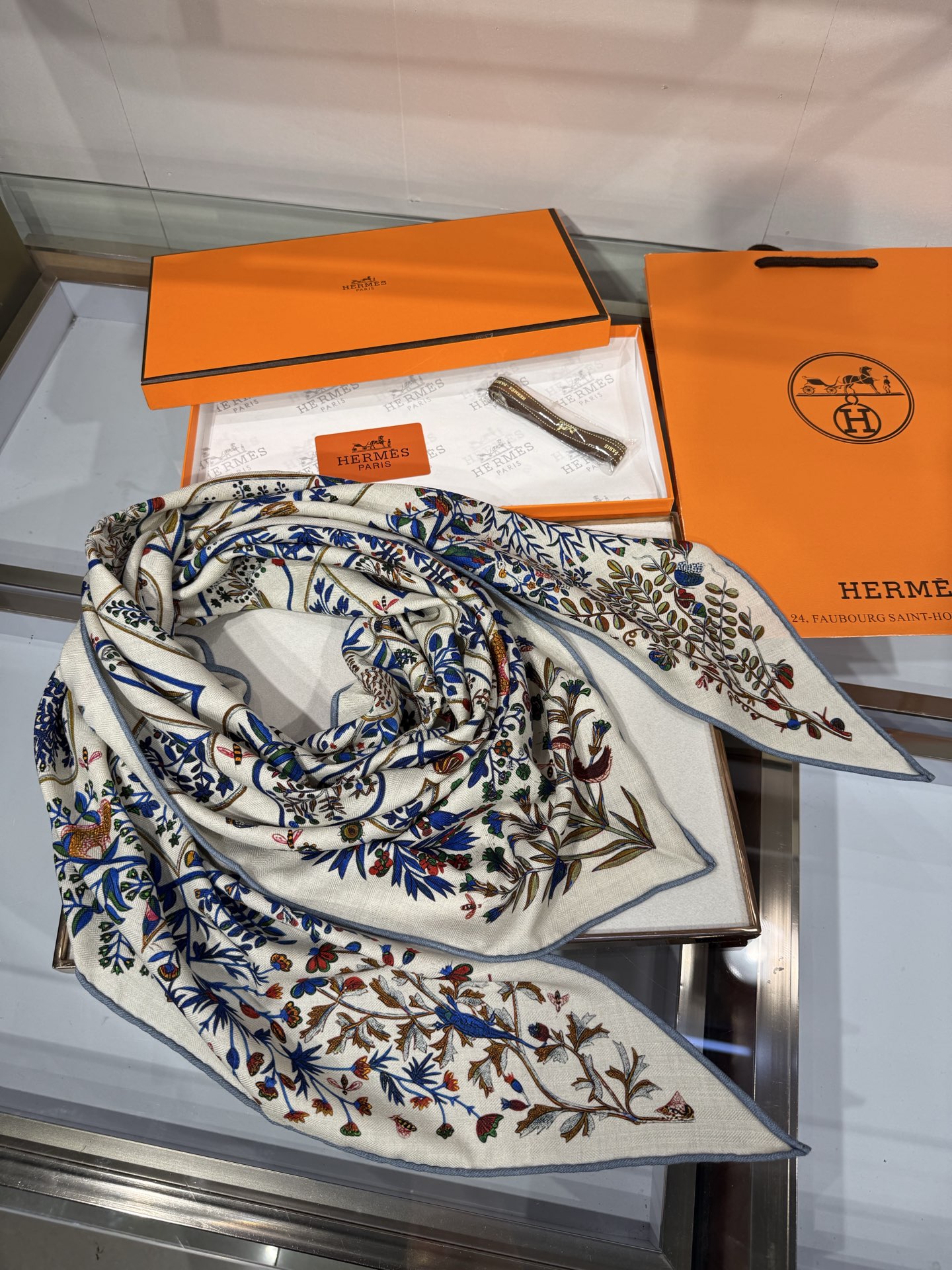 💟HERMES/2026❤️New三角形尺寸，非常好搭配衣服，手工卷边,70%羊绒+30%真丝材质混纺面