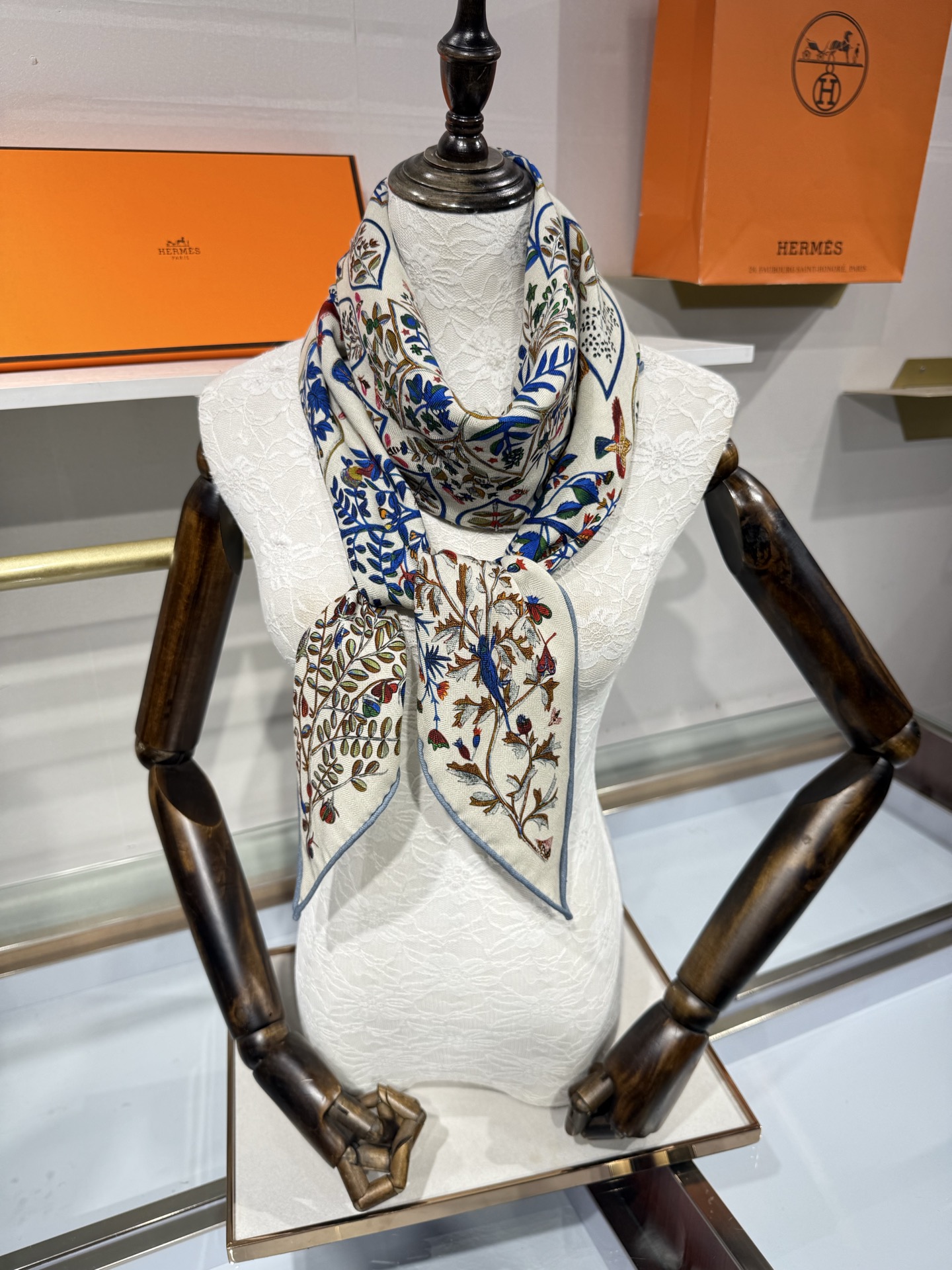 💟HERMES/2026❤️New三角形尺寸，非常好搭配衣服，手工卷边,70%羊绒+30%真丝材质混纺面