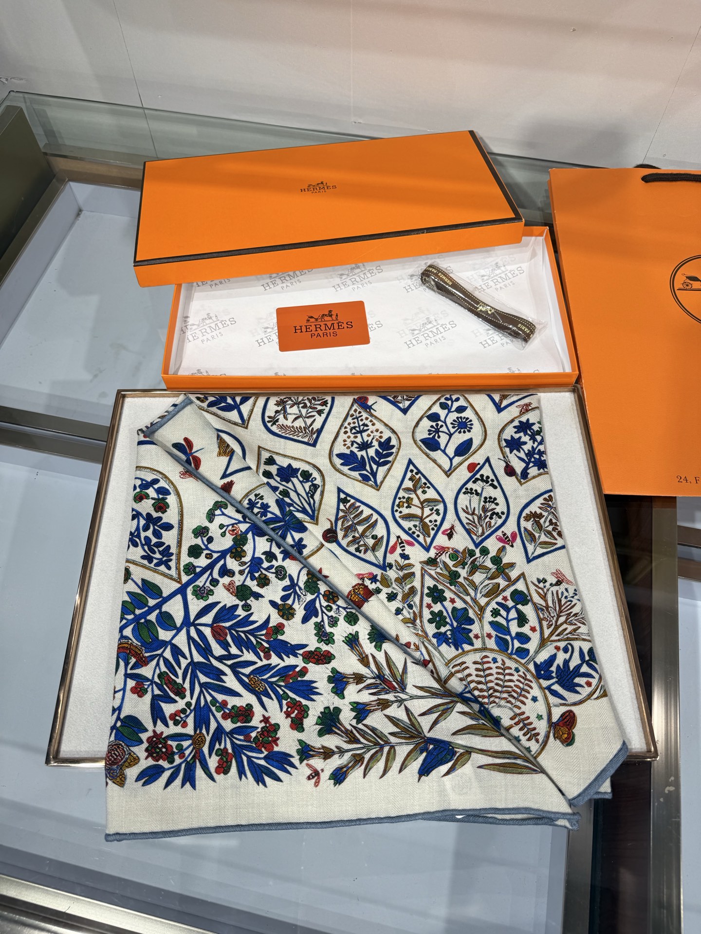 💟HERMES/2026❤️New三角形尺寸，非常好搭配衣服，手工卷边,70%羊绒+30%真丝材质混纺面