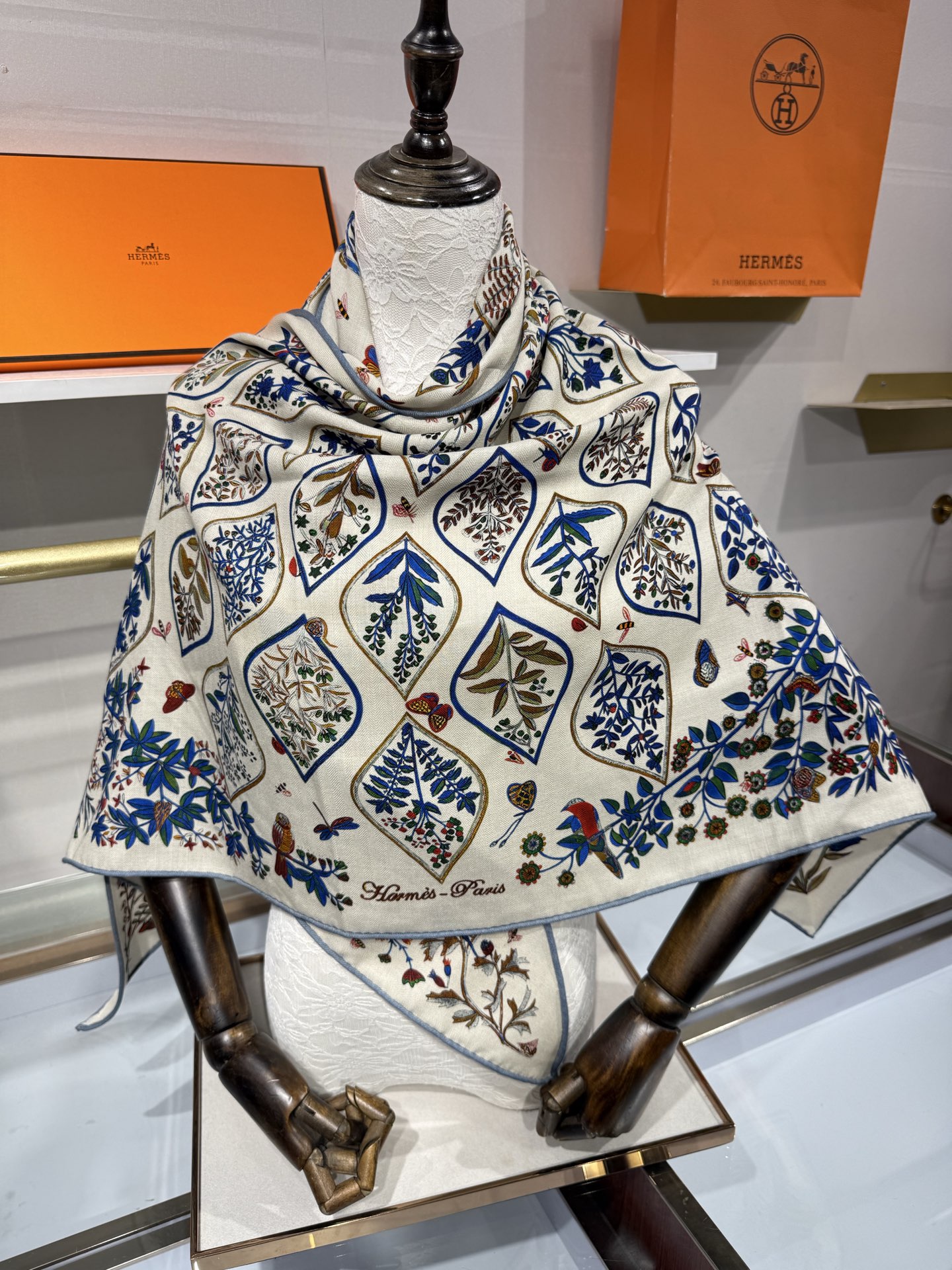 💟HERMES/2026❤️New三角形尺寸，非常好搭配衣服，手工卷边,70%羊绒+30%真丝材质混纺面