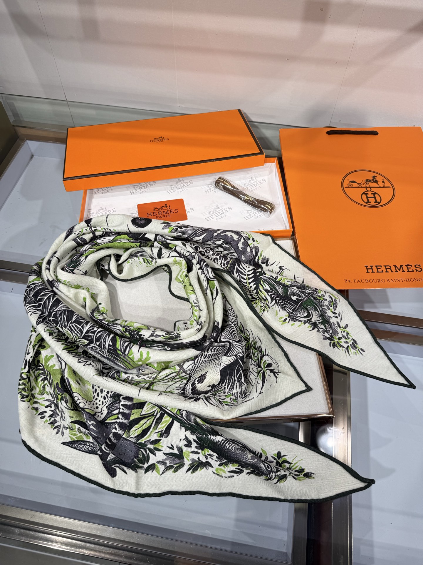 💟HERMES/2026❤️New三角形尺寸，非常好搭配衣服，手工卷边,70%羊绒+30%真丝材质混纺面
