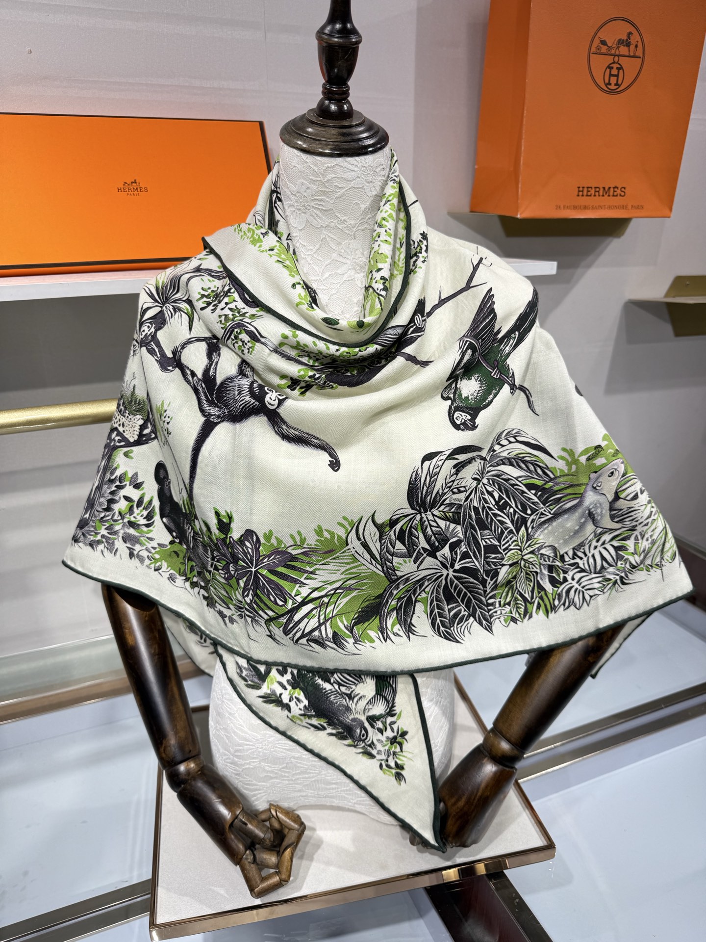 💟HERMES/2026❤️New三角形尺寸，非常好搭配衣服，手工卷边,70%羊绒+30%真丝材质混纺面