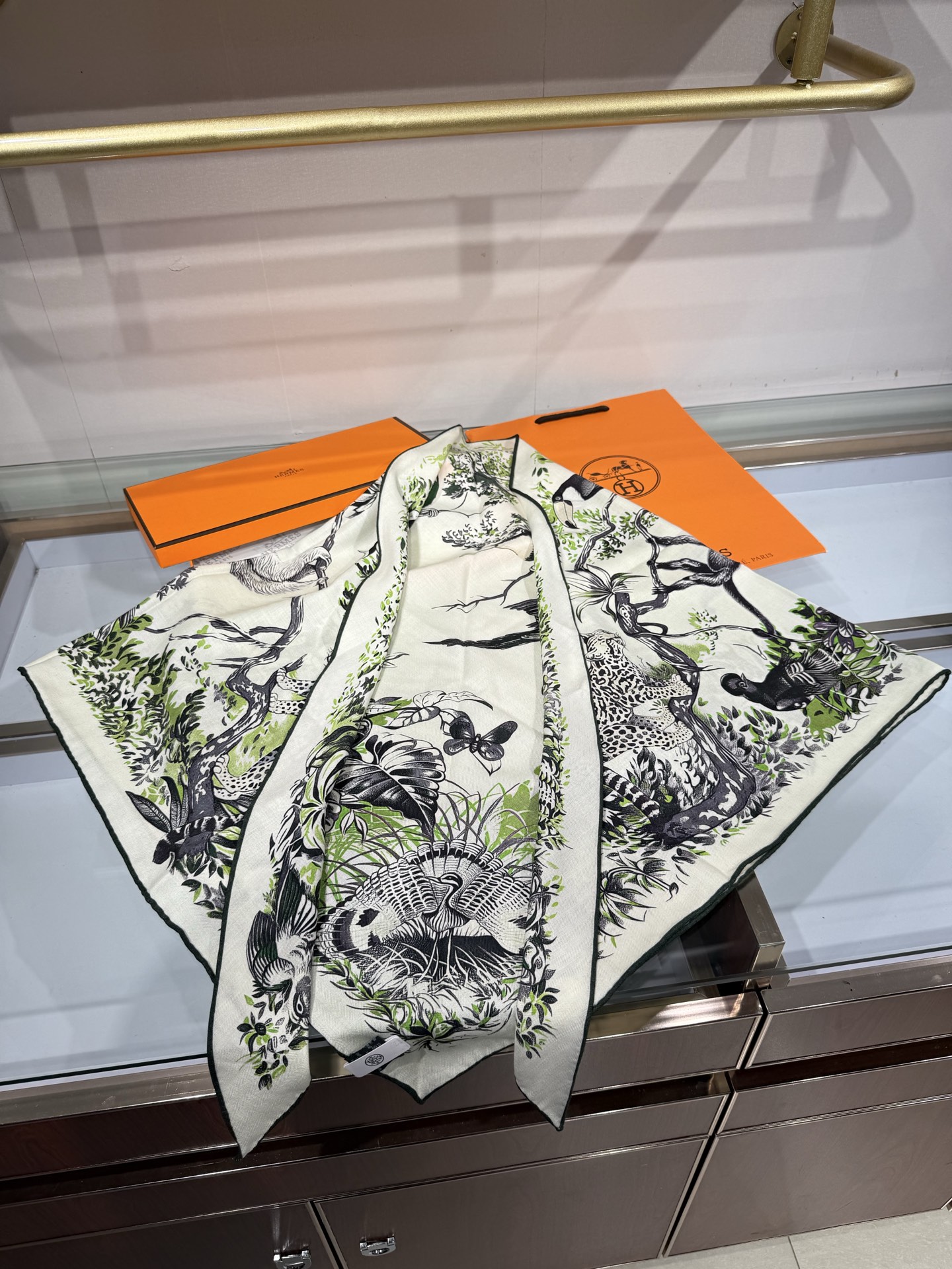 💟HERMES/2026❤️New三角形尺寸，非常好搭配衣服，手工卷边,70%羊绒+30%真丝材质混纺面