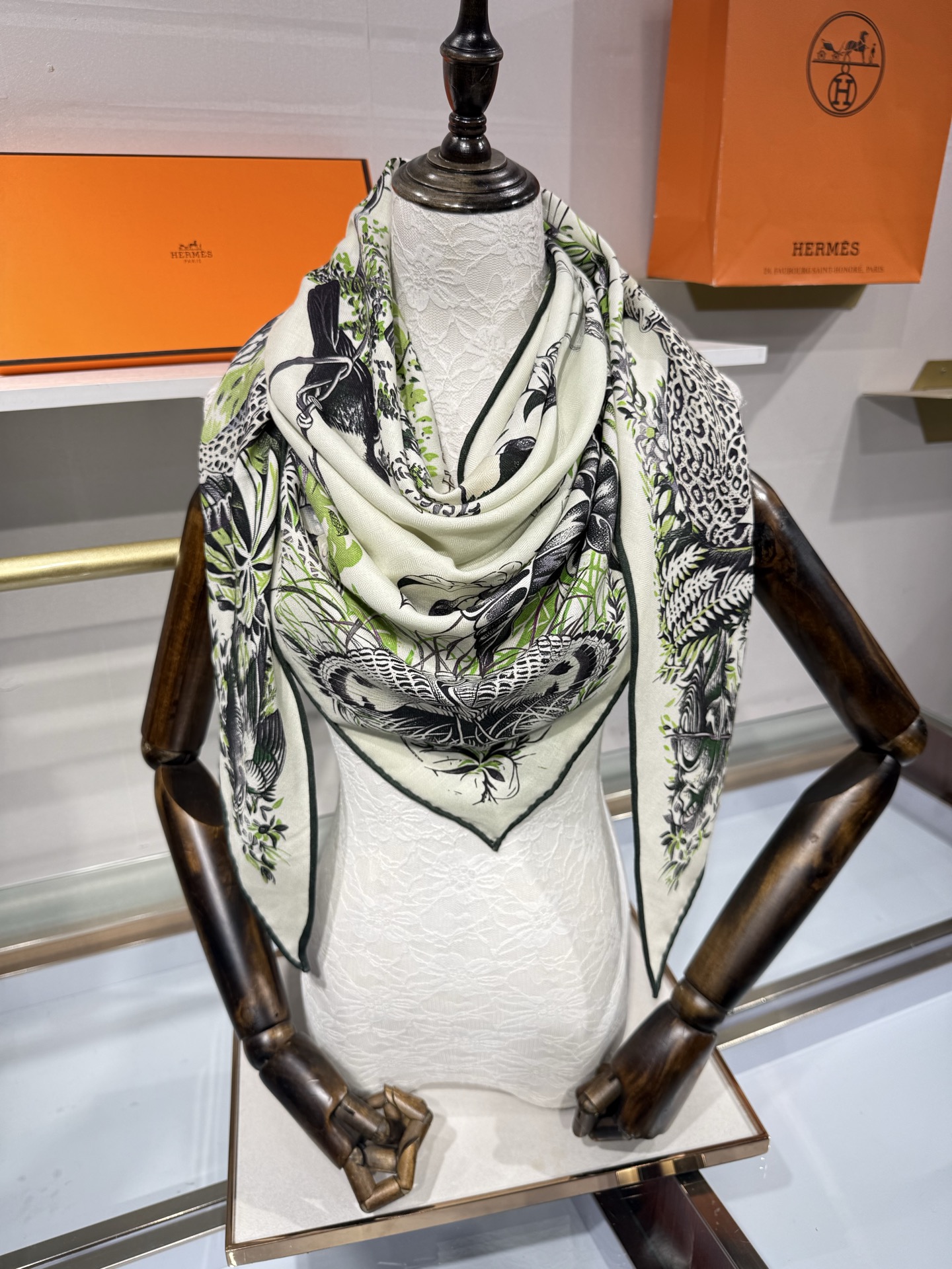 💟HERMES/2026❤️New三角形尺寸，非常好搭配衣服，手工卷边,70%羊绒+30%真丝材质混纺面