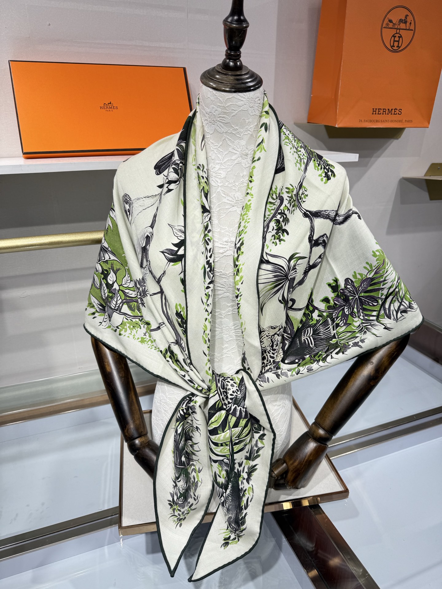 💟HERMES/2026❤️New三角形尺寸，非常好搭配衣服，手工卷边,70%羊绒+30%真丝材质混纺面
