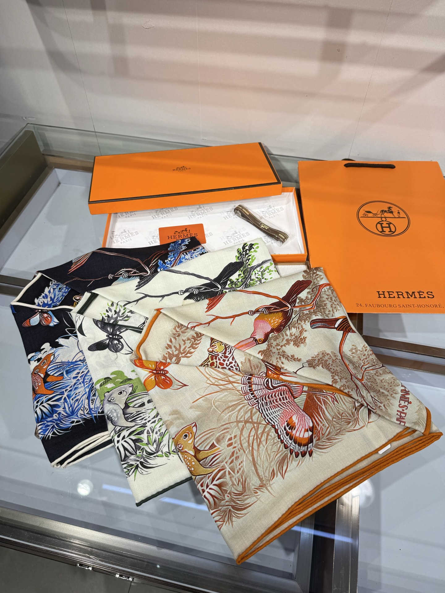 💟HERMES/2026❤️New三角形尺寸，非常好搭配衣服，手工卷边,70%羊绒+30%真丝材质混纺面