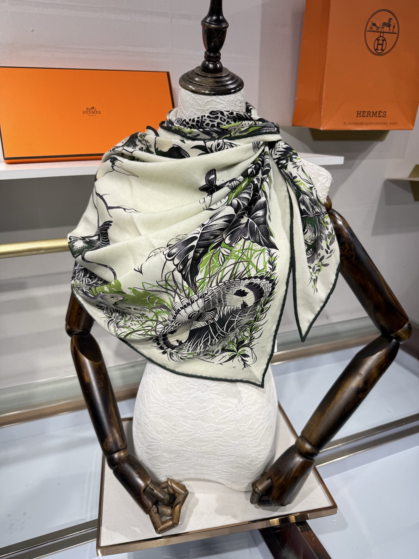 💟HERMES/2026❤️New三角形尺寸，非常好搭配衣服，手工卷边,70%羊绒+30%真丝材质混纺面