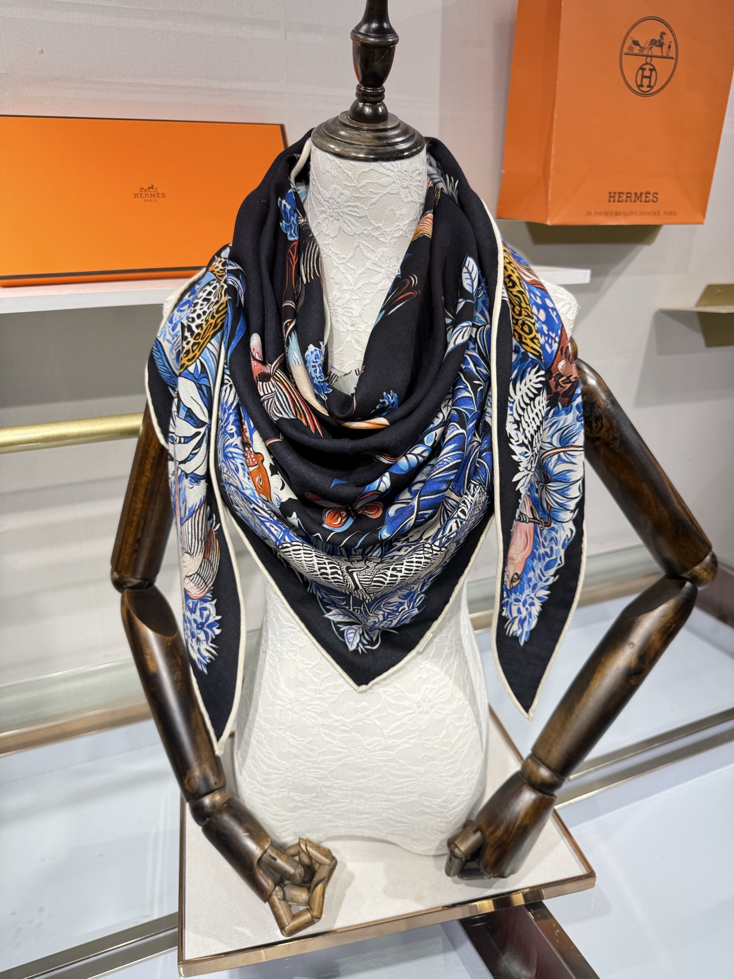 💟HERMES/2026❤️New三角形尺寸，非常好搭配衣服，手工卷边,70%羊绒+30%真丝材质混纺面