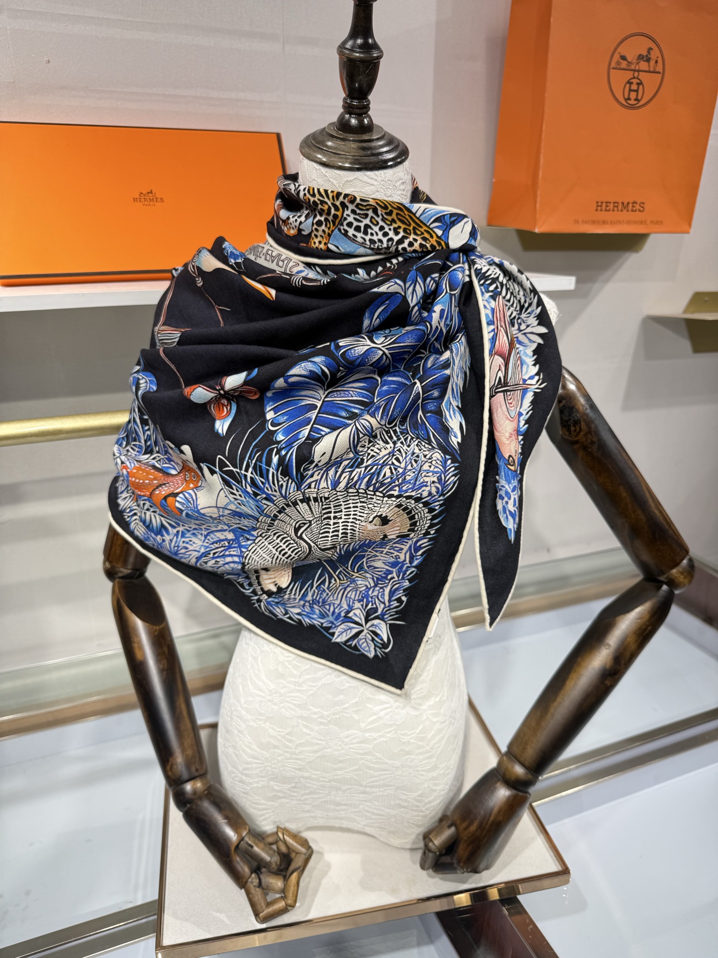 💟HERMES/2026❤️New三角形尺寸，非常好搭配衣服，手工卷边,70%羊绒+30%真丝材质混纺面