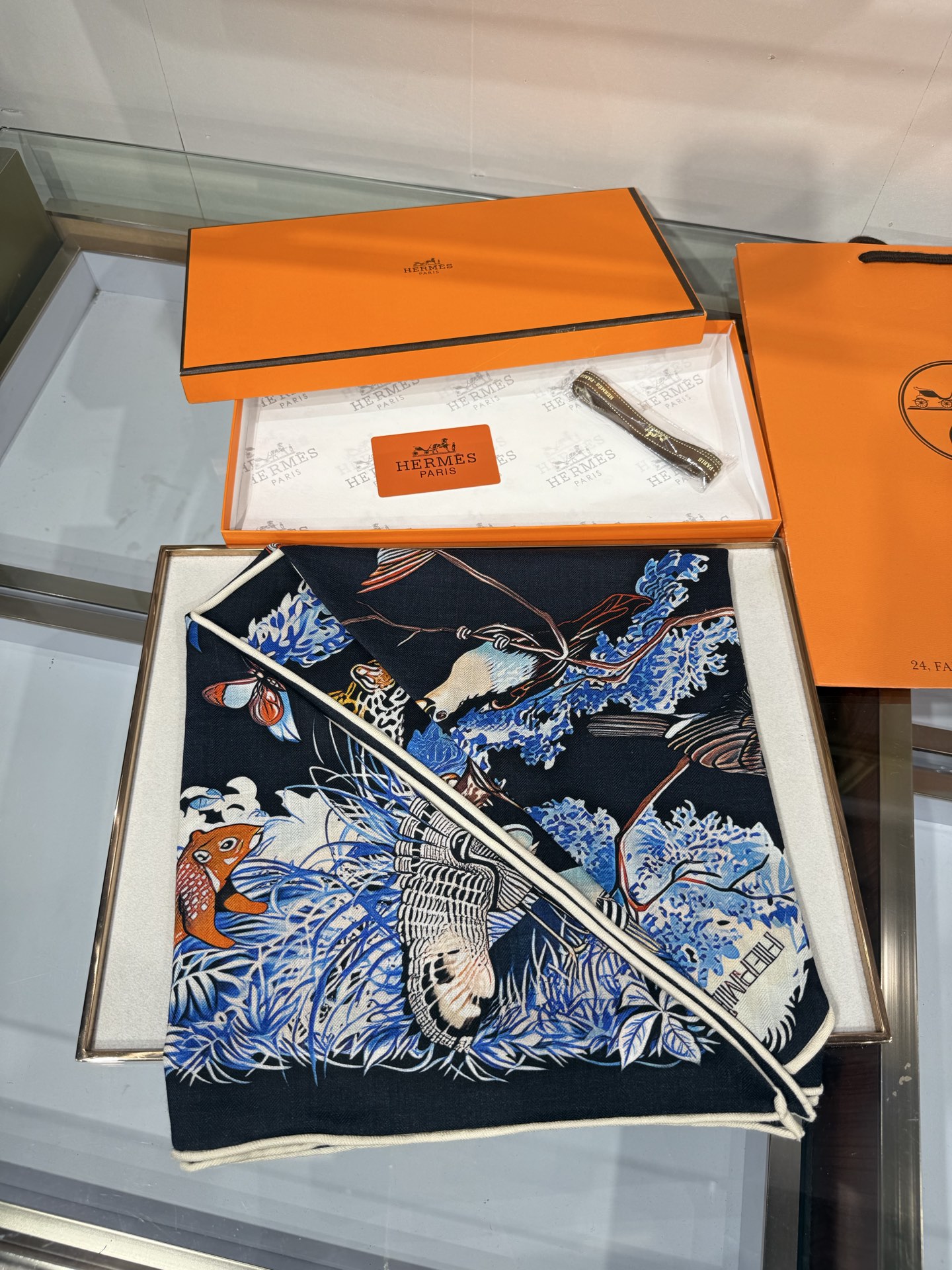 💟HERMES/2026❤️New三角形尺寸，非常好搭配衣服，手工卷边,70%羊绒+30%真丝材质混纺面