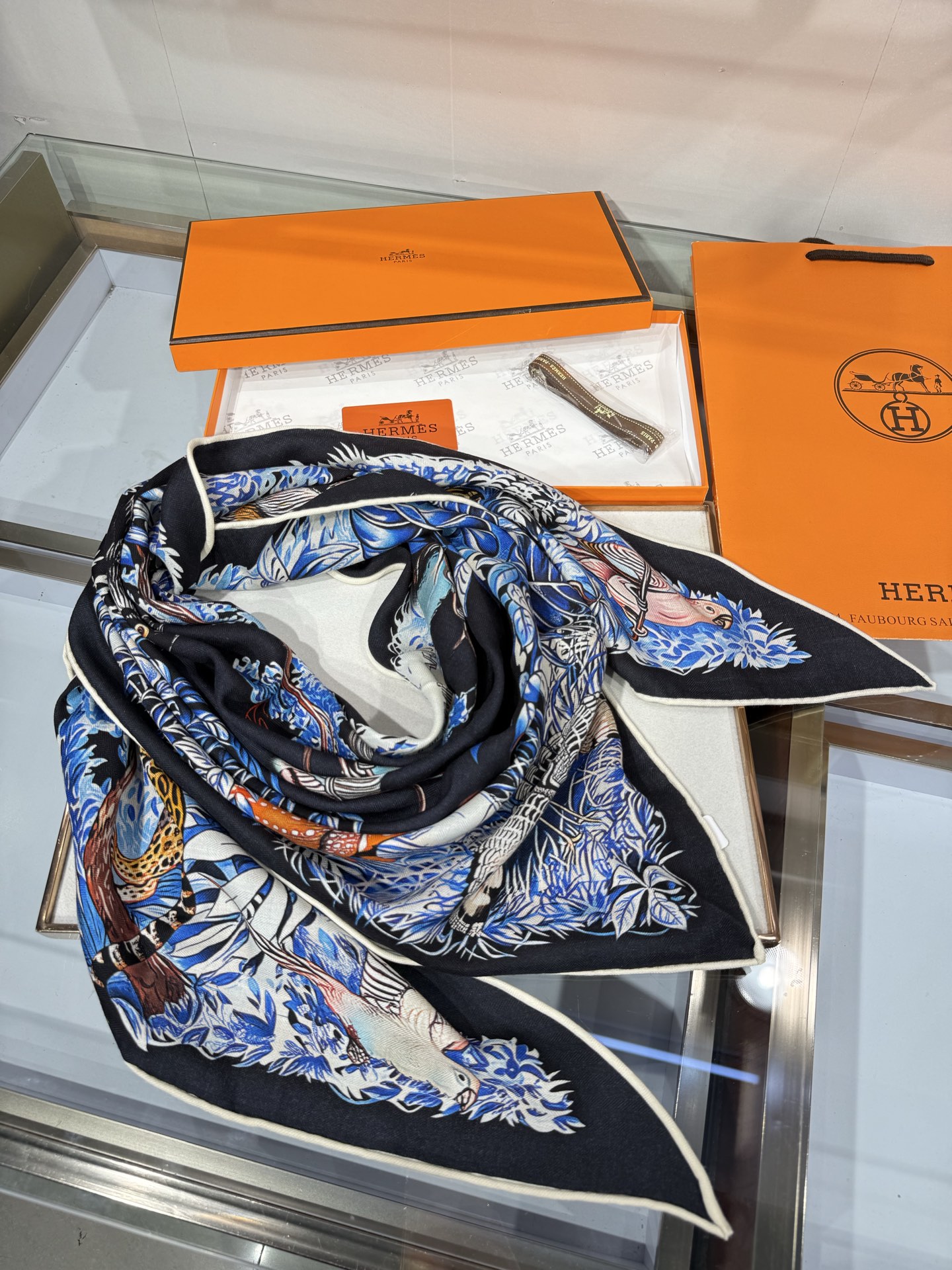 💟HERMES/2026❤️New三角形尺寸，非常好搭配衣服，手工卷边,70%羊绒+30%真丝材质混纺面