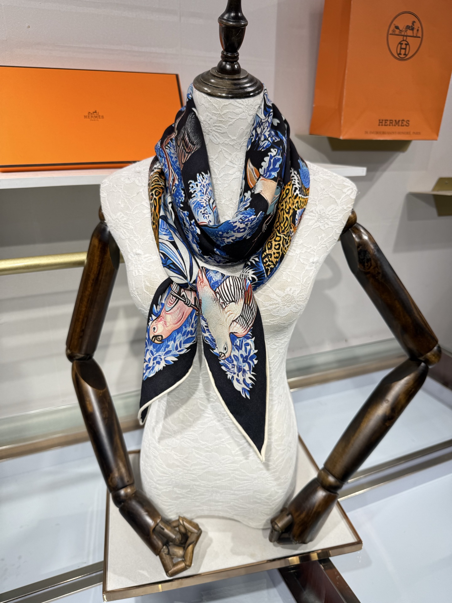 💟HERMES/2026❤️New三角形尺寸，非常好搭配衣服，手工卷边,70%羊绒+30%真丝材质混纺面