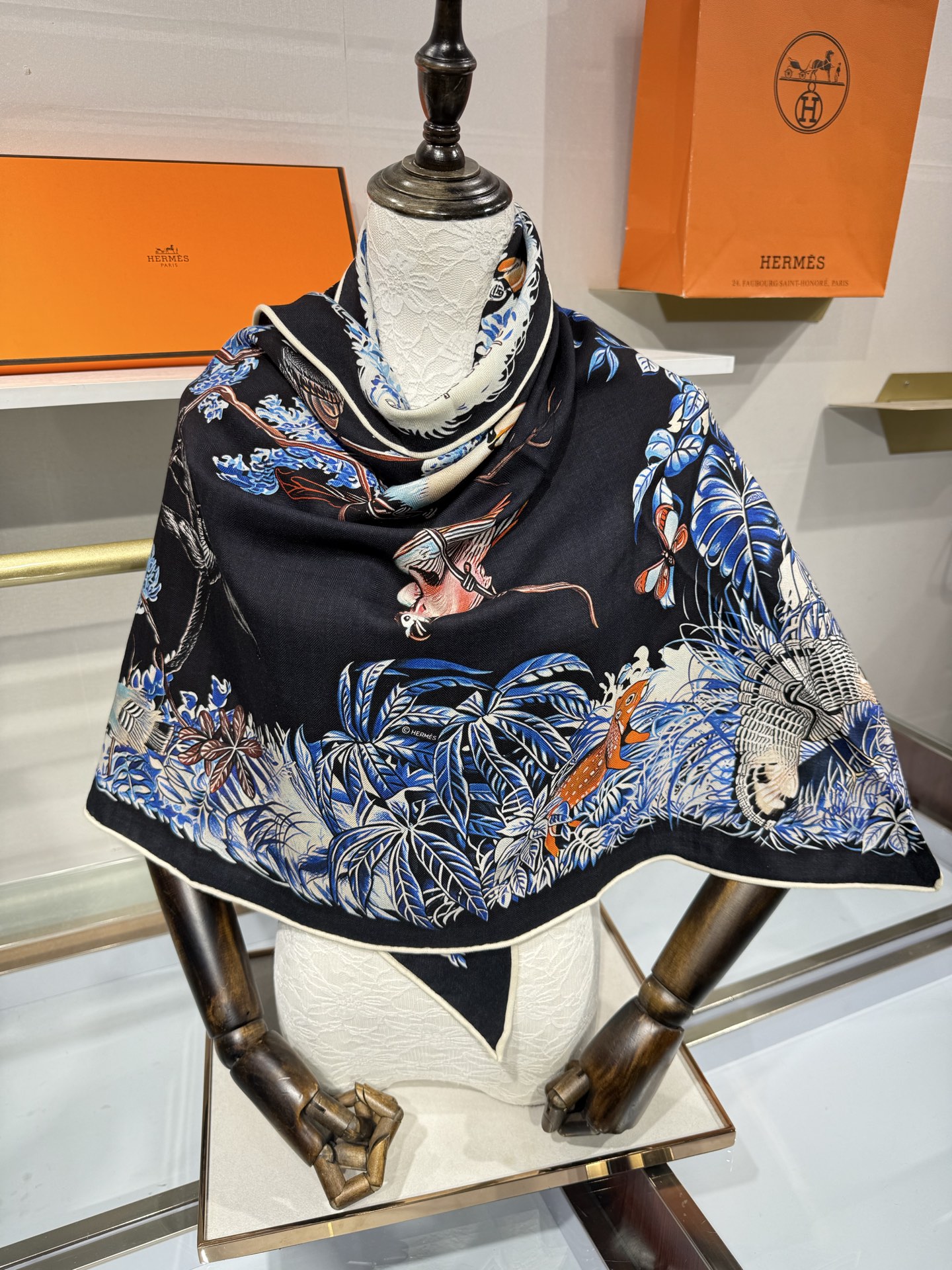 💟HERMES/2026❤️New三角形尺寸，非常好搭配衣服，手工卷边,70%羊绒+30%真丝材质混纺面