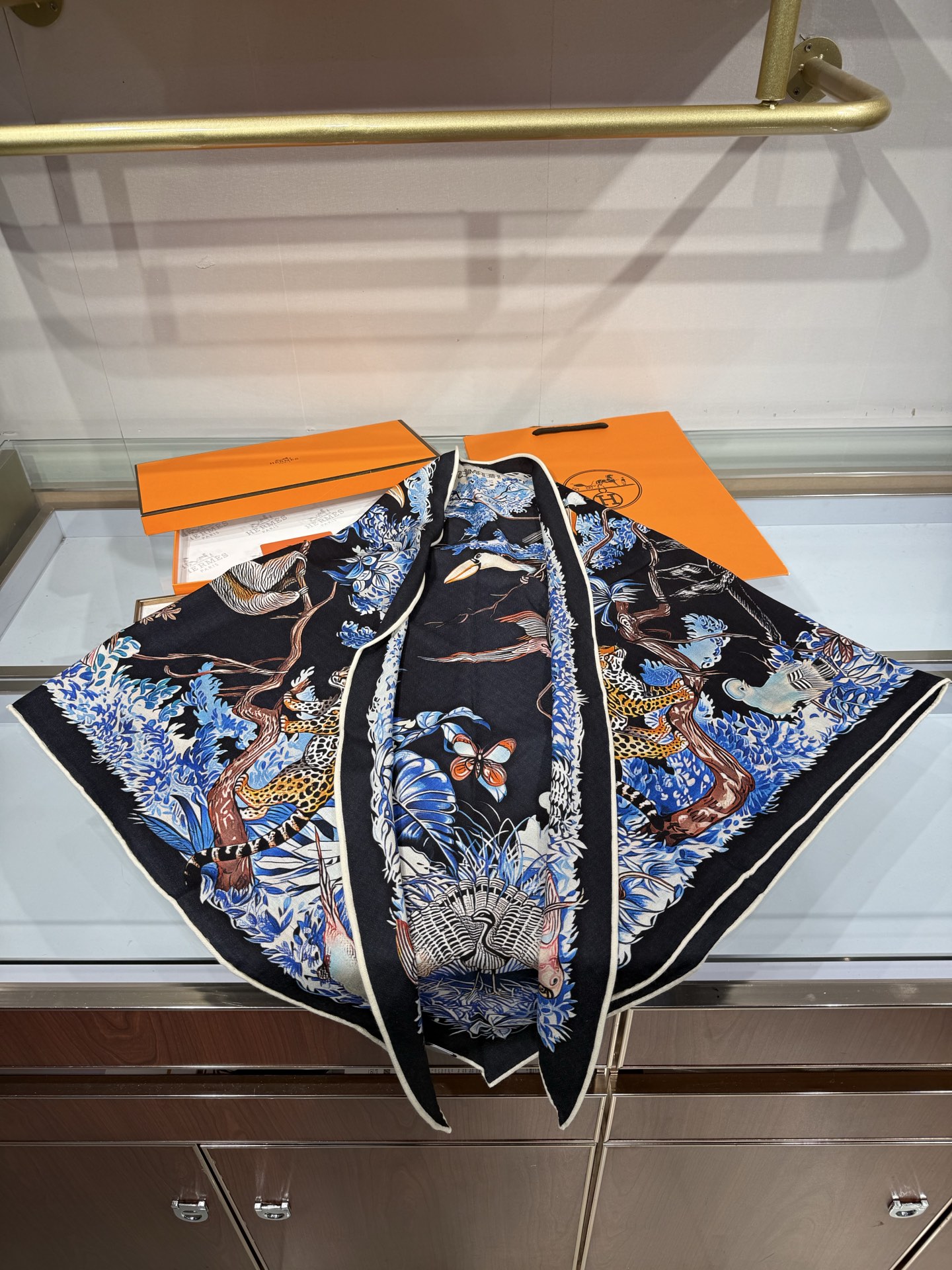 💟HERMES/2026❤️New三角形尺寸，非常好搭配衣服，手工卷边,70%羊绒+30%真丝材质混纺面