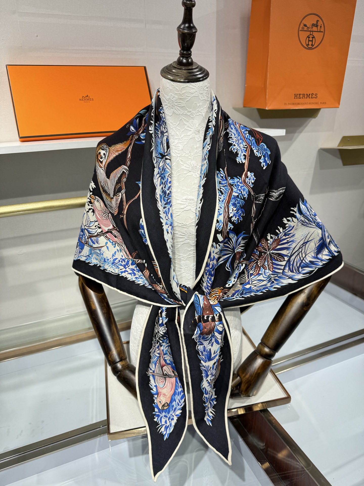 💟HERMES/2026❤️New三角形尺寸，非常好搭配衣服，手工卷边,70%羊绒+30%真丝材质混纺面