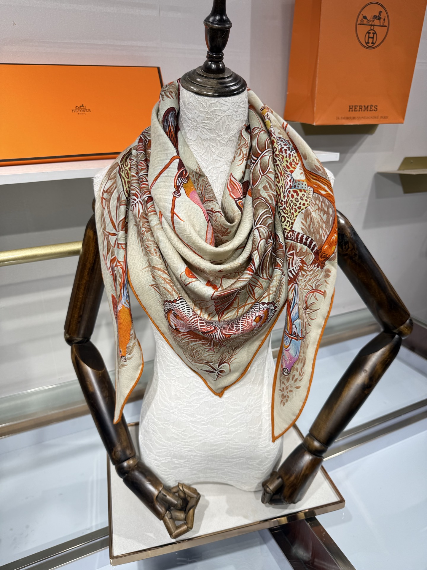 💟HERMES/2026❤️New三角形尺寸，非常好搭配衣服，手工卷边,70%羊绒+30%真丝材质混纺面