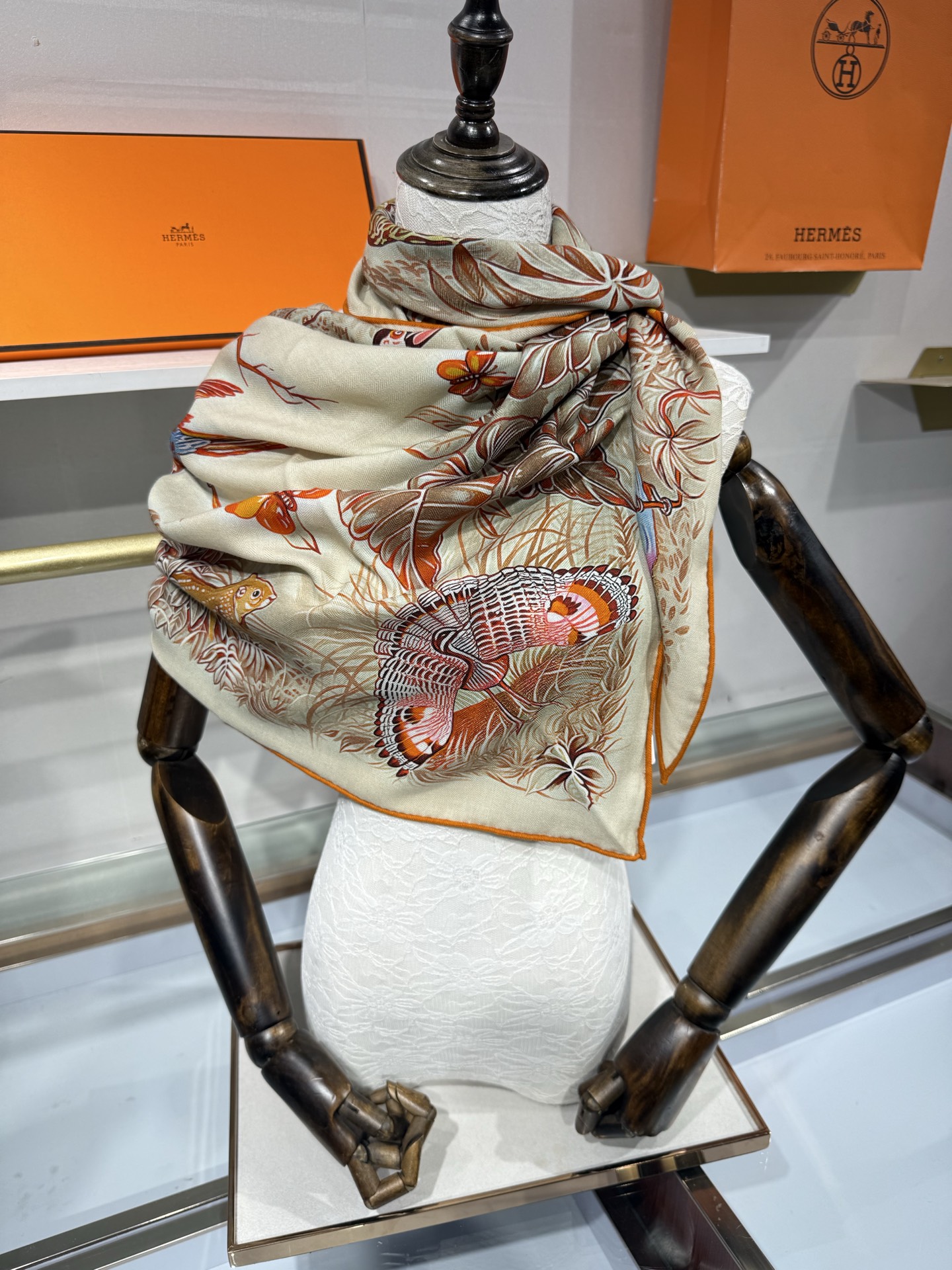 💟HERMES/2026❤️New三角形尺寸，非常好搭配衣服，手工卷边,70%羊绒+30%真丝材质混纺面