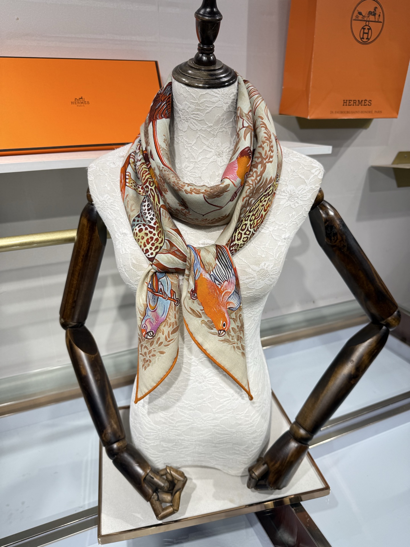 💟HERMES/2026❤️New三角形尺寸，非常好搭配衣服，手工卷边,70%羊绒+30%真丝材质混纺面