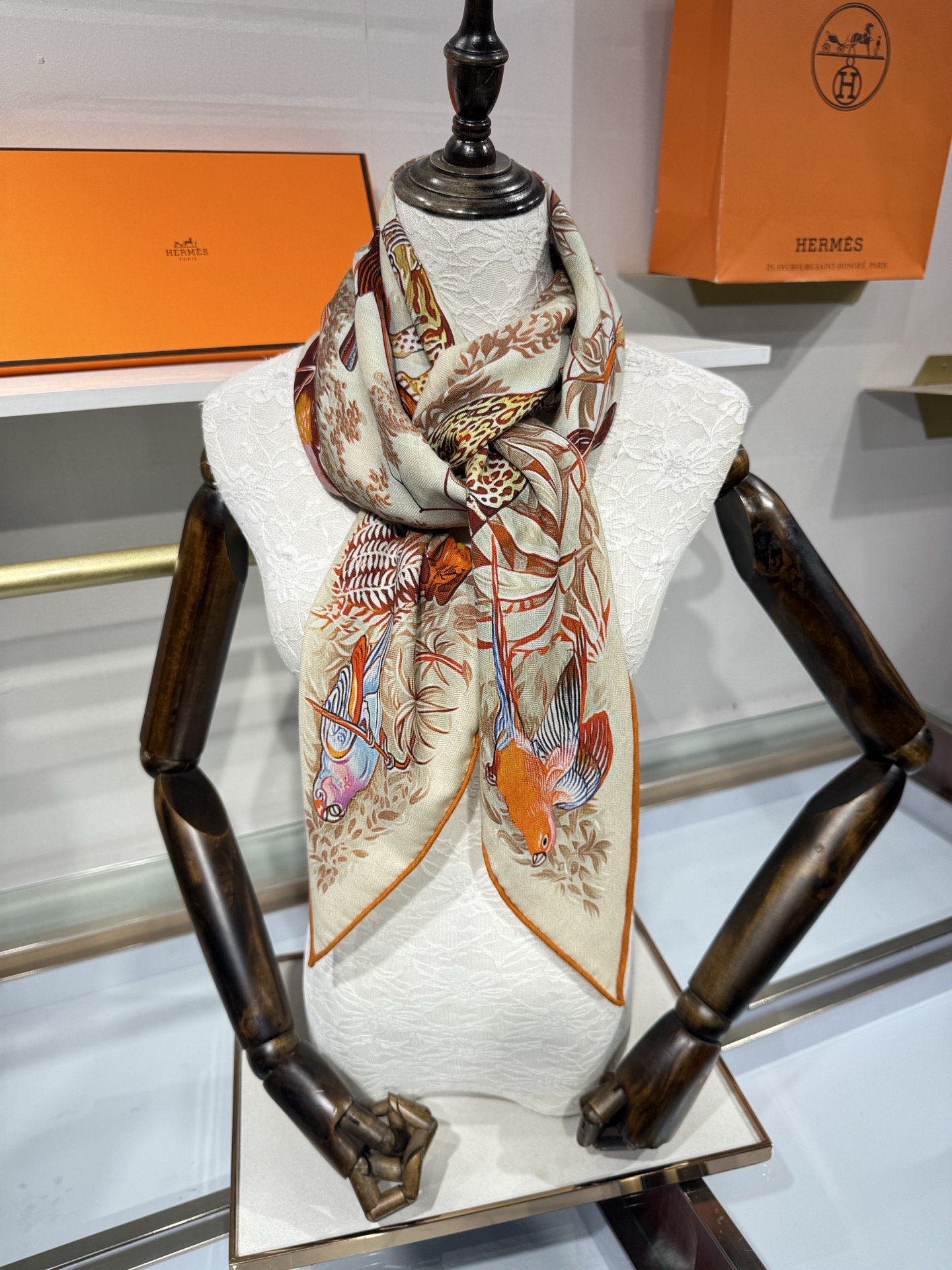💟HERMES/2026❤️New三角形尺寸，非常好搭配衣服，手工卷边,70%羊绒+30%真丝材质混纺面