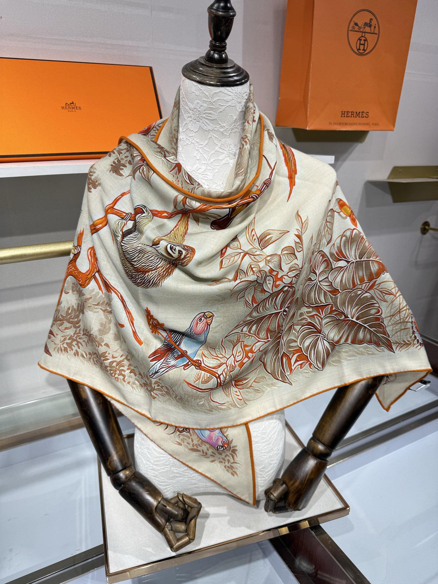 💟HERMES/2026❤️New三角形尺寸，非常好搭配衣服，手工卷边,70%羊绒+30%真丝材质混纺面
