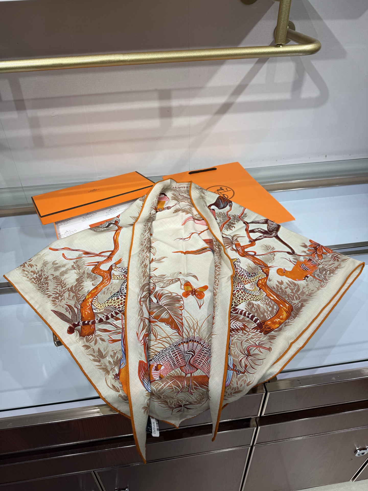 💟HERMES/2026❤️New三角形尺寸，非常好搭配衣服，手工卷边,70%羊绒+30%真丝材质混纺面