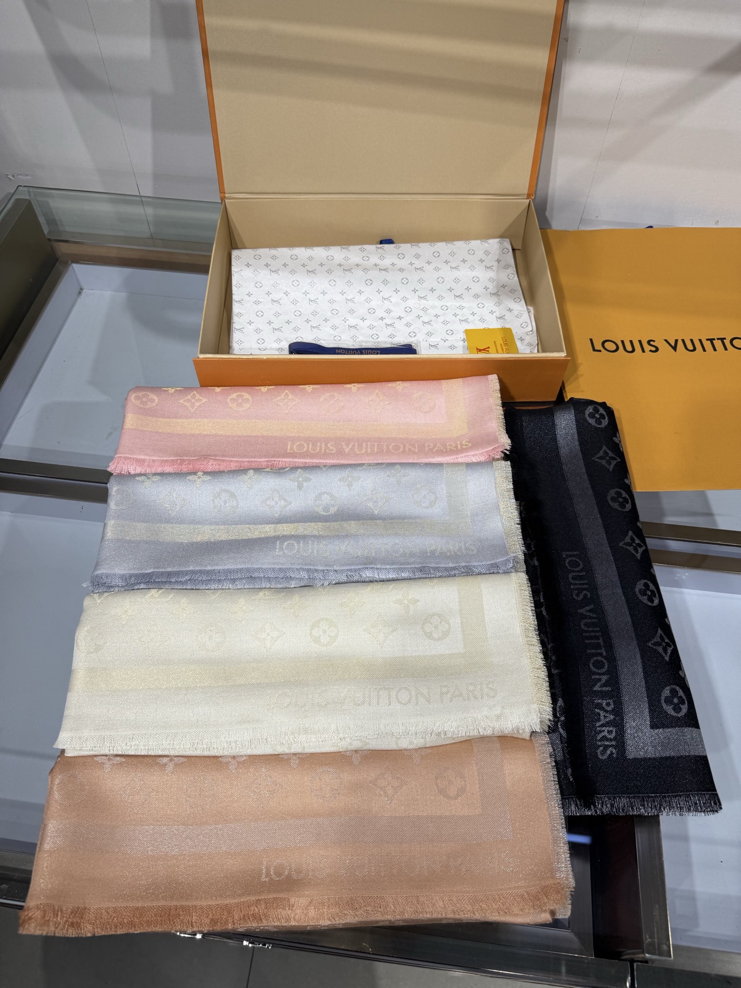 💟王牌口碑经典披肩，必入❗️围巾界的头牌鼻祖，姐妹们怎么都得给自己整一条‼️LV经典老花银线披肩系列~境