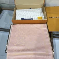 💟王牌口碑经典披肩,必入❗️围巾界的头牌鼻祖,姐妹们怎么都得给自己整一条‼️LV经典老花银线披肩系列~境 💟王牌口碑经典披肩,必入❗️围巾界的头牌鼻祖,姐妹们怎么都得给自己整一条‼️LV经典老花银线披肩系列~境