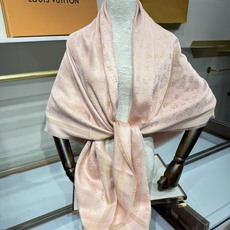💟王牌口碑经典披肩,必入❗️围巾界的头牌鼻祖,姐妹们怎么都得给自己整一条‼️LV经典老花银线披肩系列~境 💟王牌口碑经典披肩,必入❗️围巾界的头牌鼻祖,姐妹们怎么都得给自己整一条‼️LV经典老花银线披肩系列~境