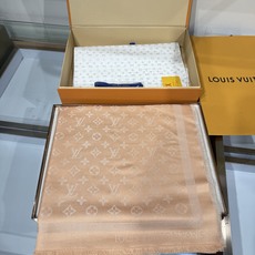 💟王牌口碑经典披肩,必入❗️围巾界的头牌鼻祖,姐妹们怎么都得给自己整一条‼️LV经典老花银线披肩系列~境 💟王牌口碑经典披肩,必入❗️围巾界的头牌鼻祖,姐妹们怎么都得给自己整一条‼️LV经典老花银线披肩系列~境