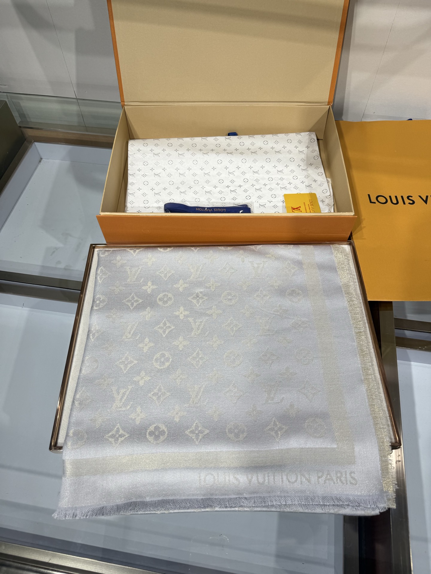 💟王牌口碑经典披肩，必入❗️围巾界的头牌鼻祖，姐妹们怎么都得给自己整一条‼️LV经典老花银线披肩系列~境