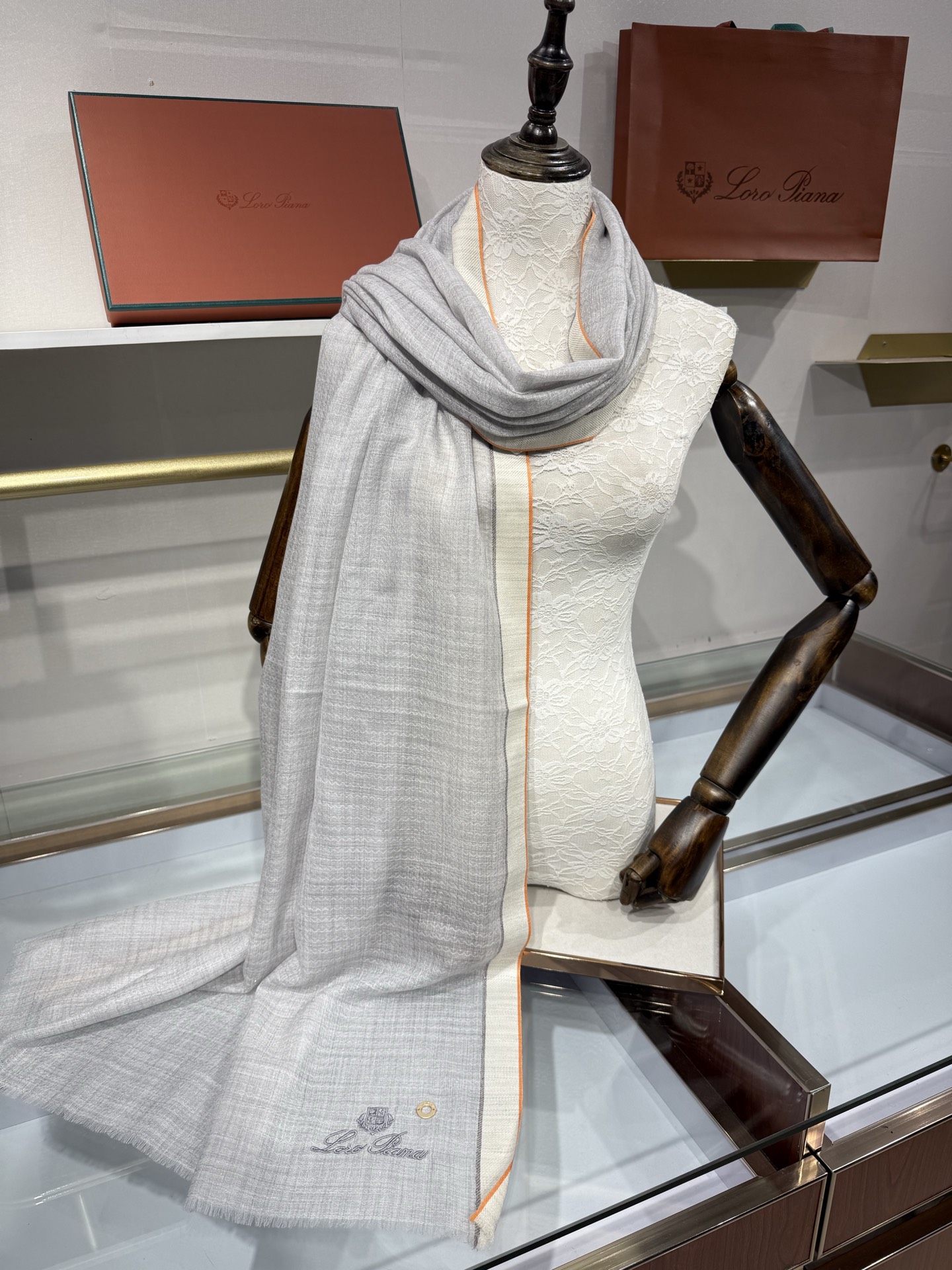 💟Loro Piana LP最新独家供应十年二十年都不过时！也只有LP羊绒围巾能把这么看似简单外观的围巾