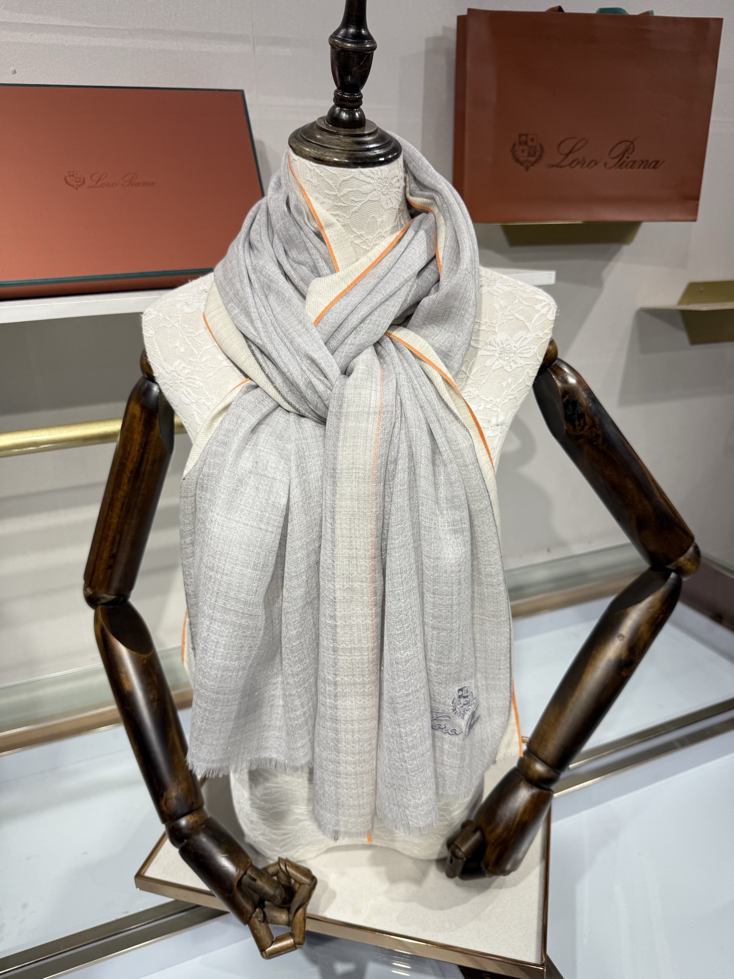 💟Loro Piana LP最新独家供应十年二十年都不过时！也只有LP羊绒围巾能把这么看似简单外观的围巾
