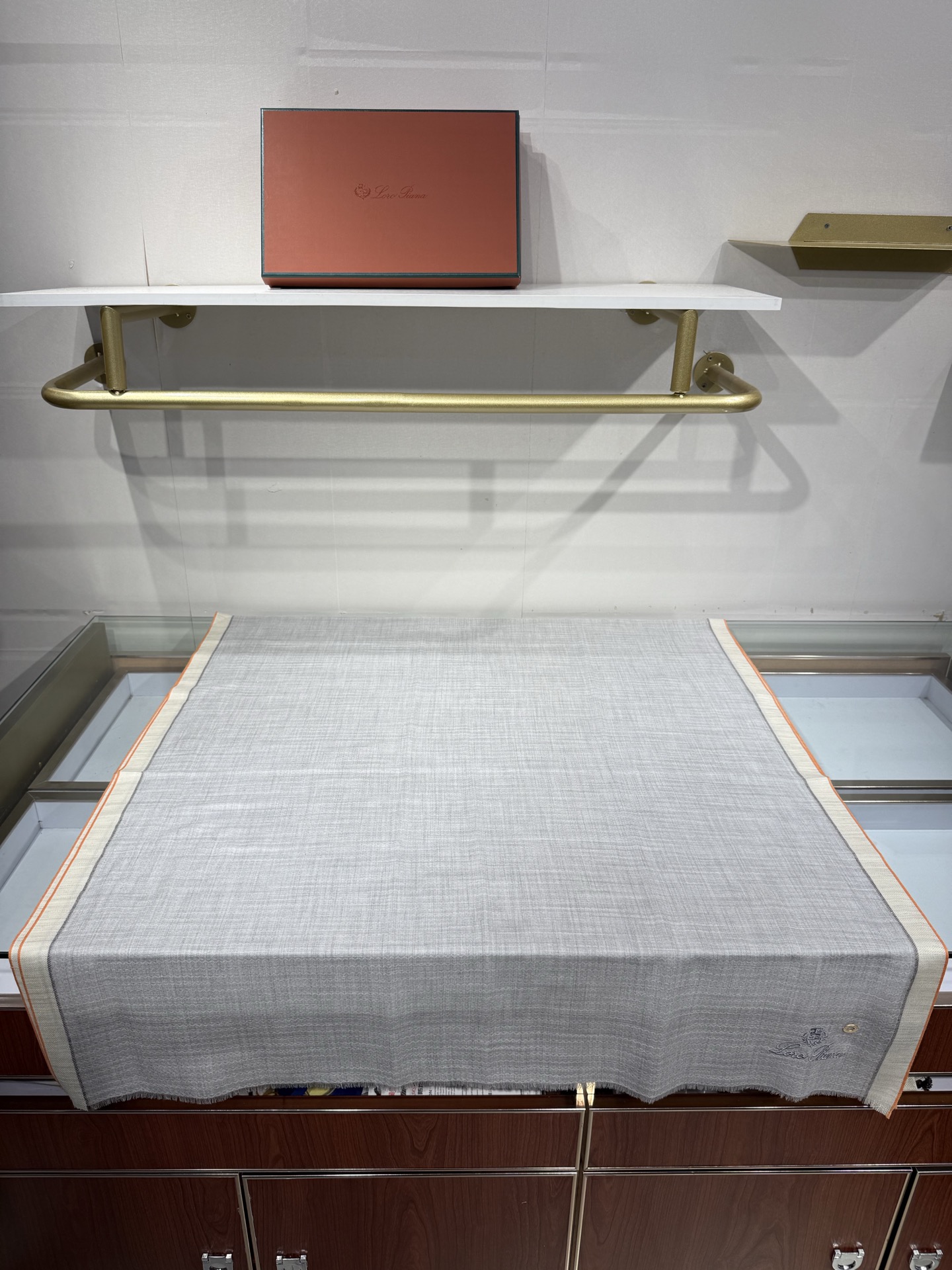 💟Loro Piana LP最新独家供应十年二十年都不过时！也只有LP羊绒围巾能把这么看似简单外观的围巾