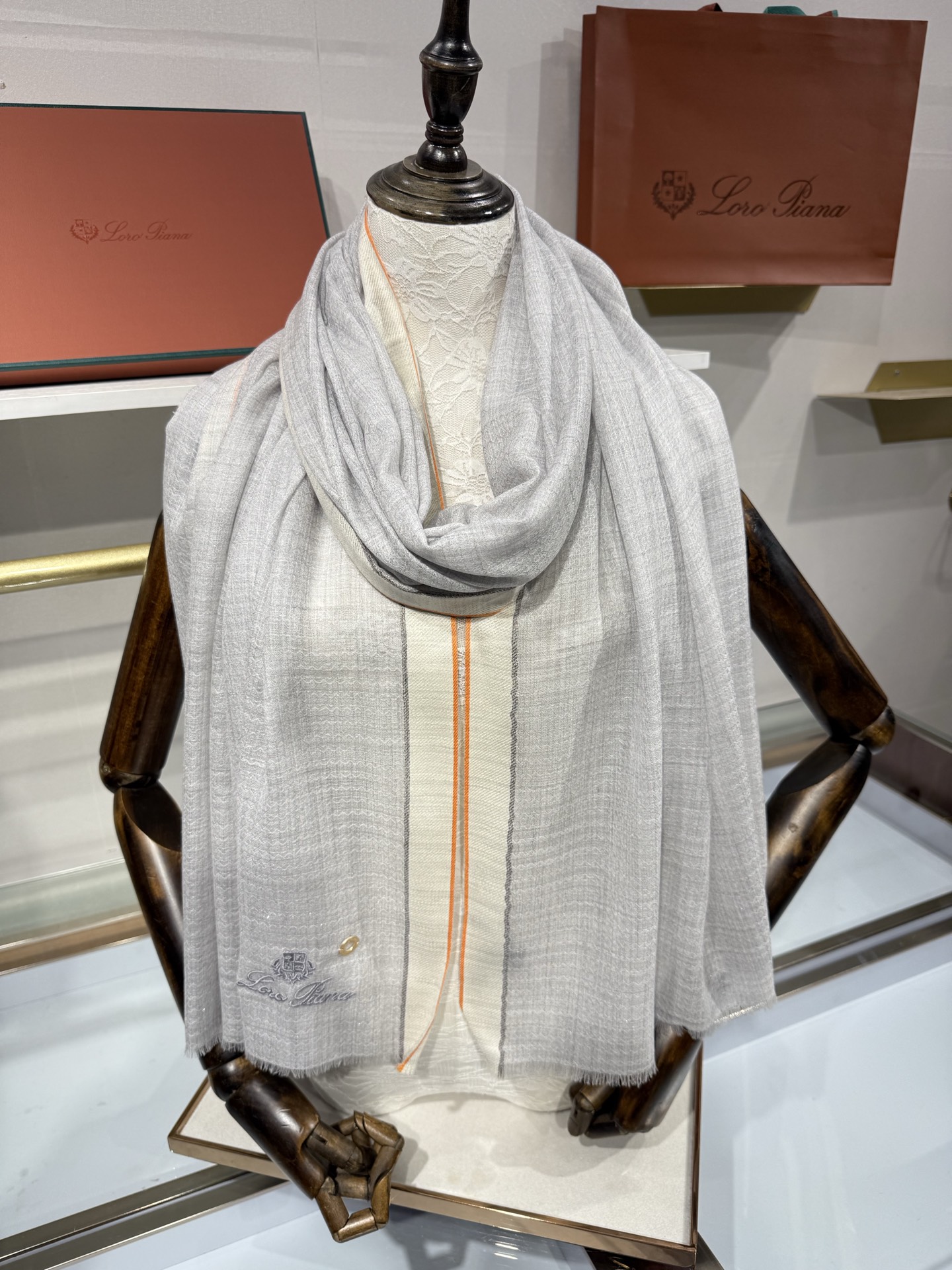 💟Loro Piana LP最新独家供应十年二十年都不过时！也只有LP羊绒围巾能把这么看似简单外观的围巾