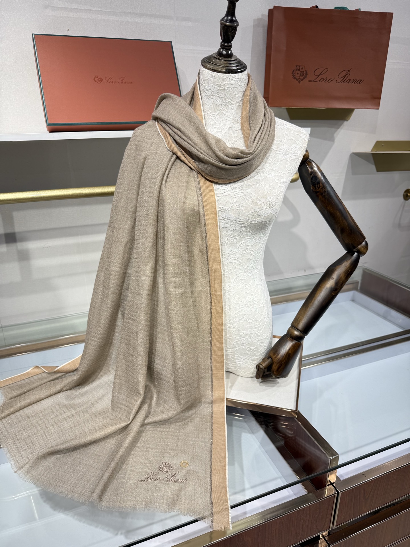 💟Loro Piana LP最新独家供应十年二十年都不过时！也只有LP羊绒围巾能把这么看似简单外观的围巾