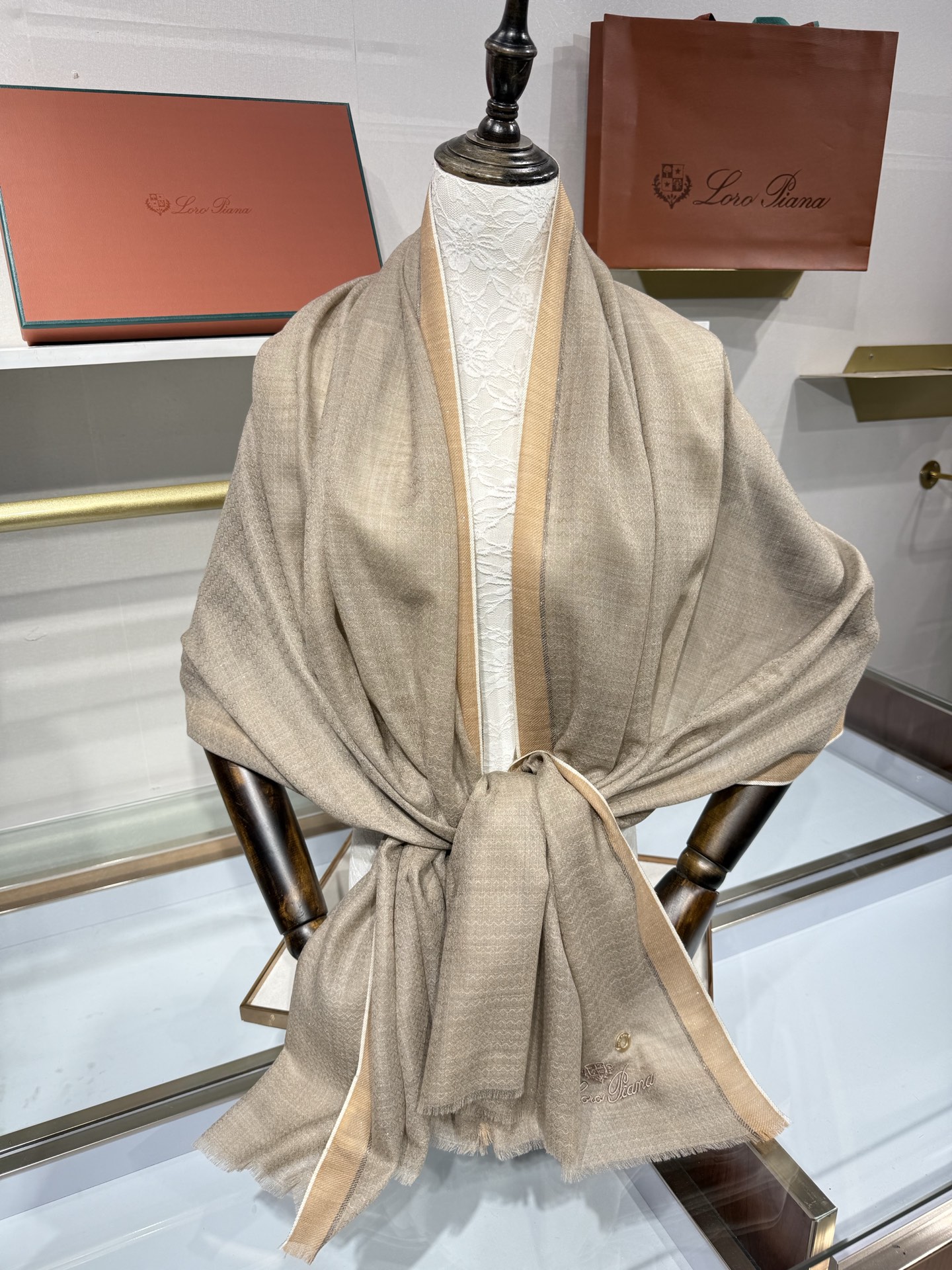 💟Loro Piana LP最新独家供应十年二十年都不过时！也只有LP羊绒围巾能把这么看似简单外观的围巾