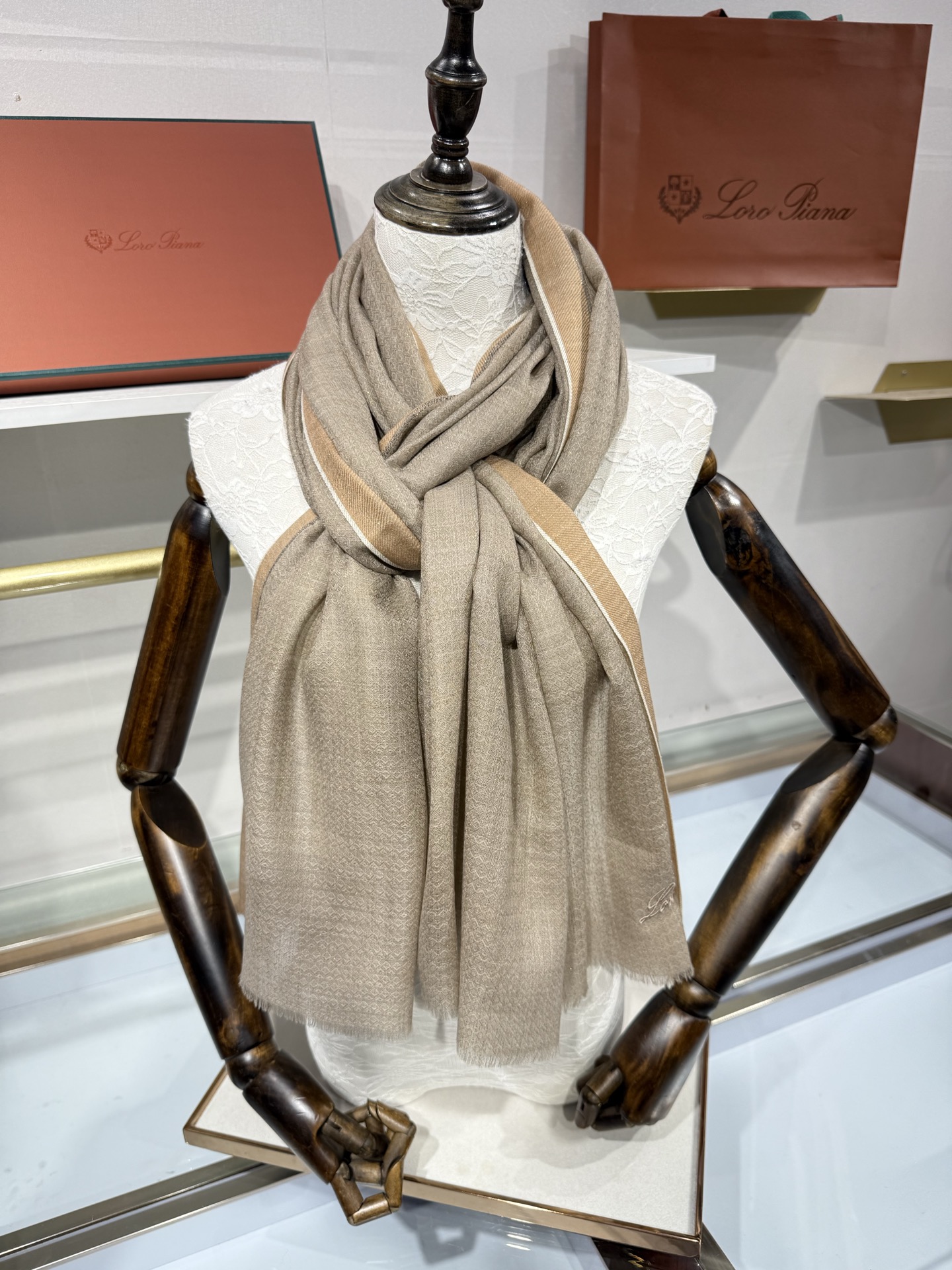 💟Loro Piana LP最新独家供应十年二十年都不过时！也只有LP羊绒围巾能把这么看似简单外观的围巾