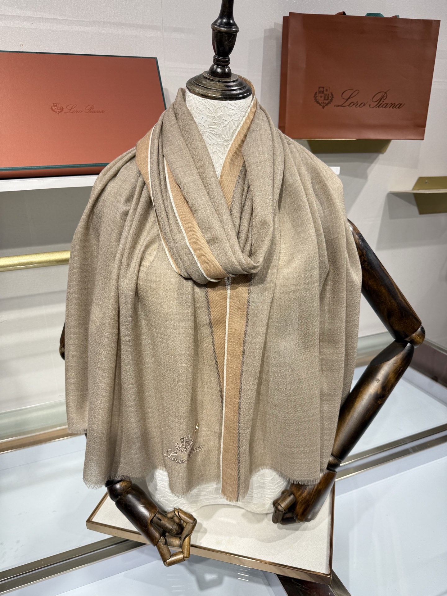 💟Loro Piana LP最新独家供应十年二十年都不过时！也只有LP羊绒围巾能把这么看似简单外观的围巾