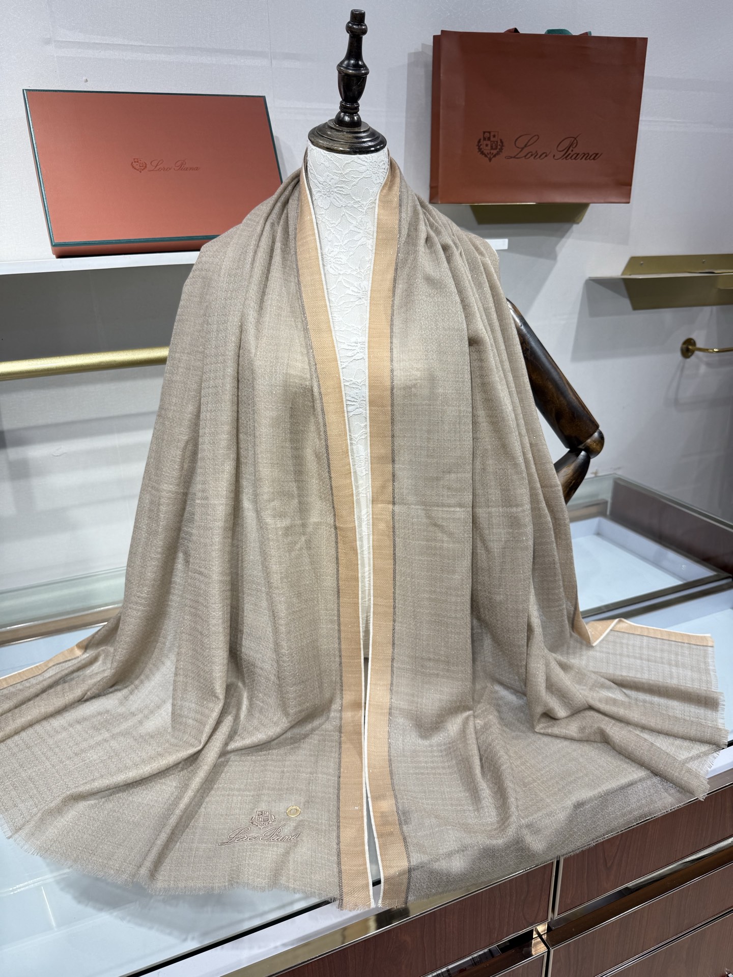 💟Loro Piana LP最新独家供应十年二十年都不过时！也只有LP羊绒围巾能把这么看似简单外观的围巾