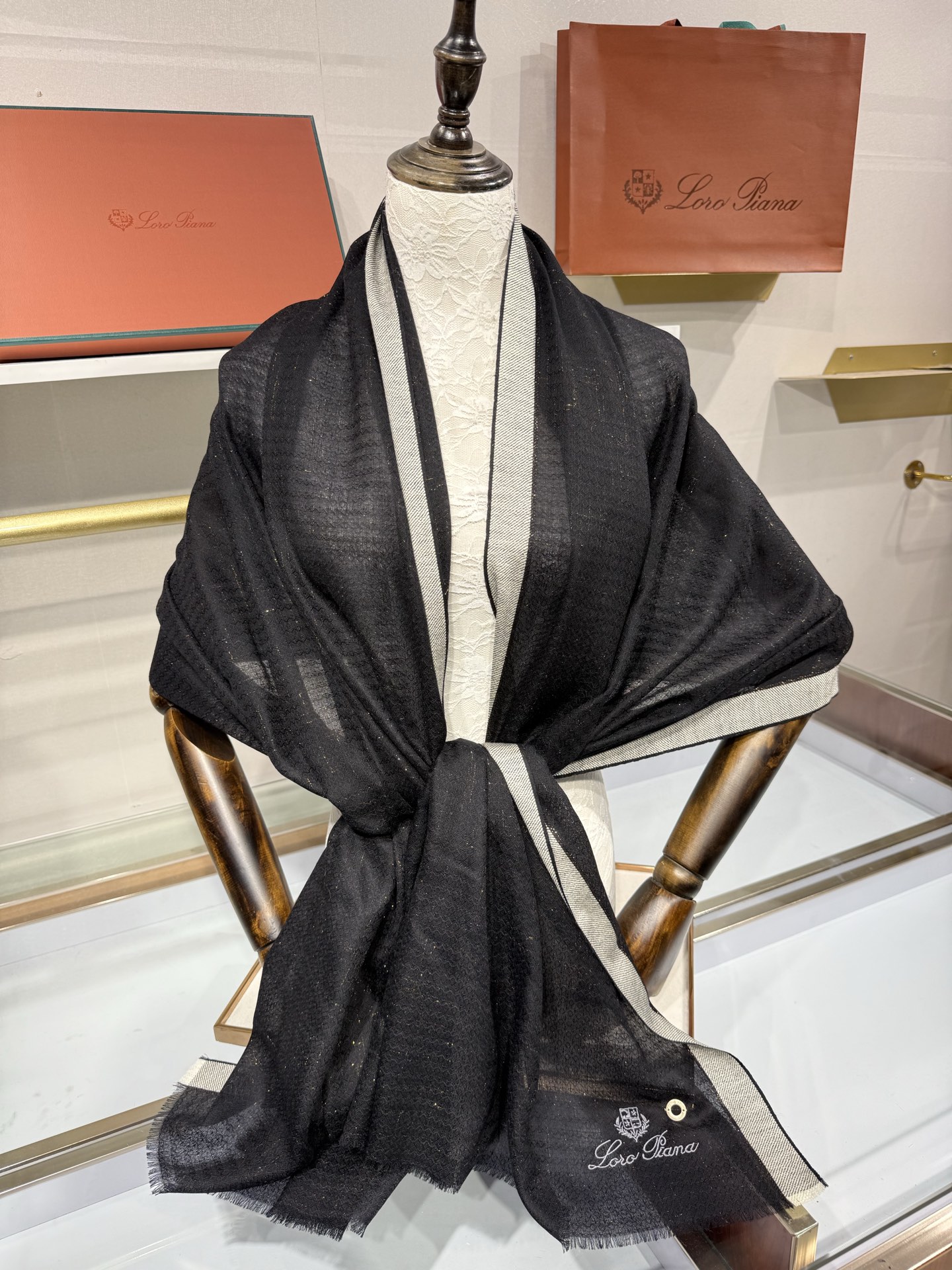 💟Loro Piana LP最新独家供应十年二十年都不过时！也只有LP羊绒围巾能把这么看似简单外观的围巾