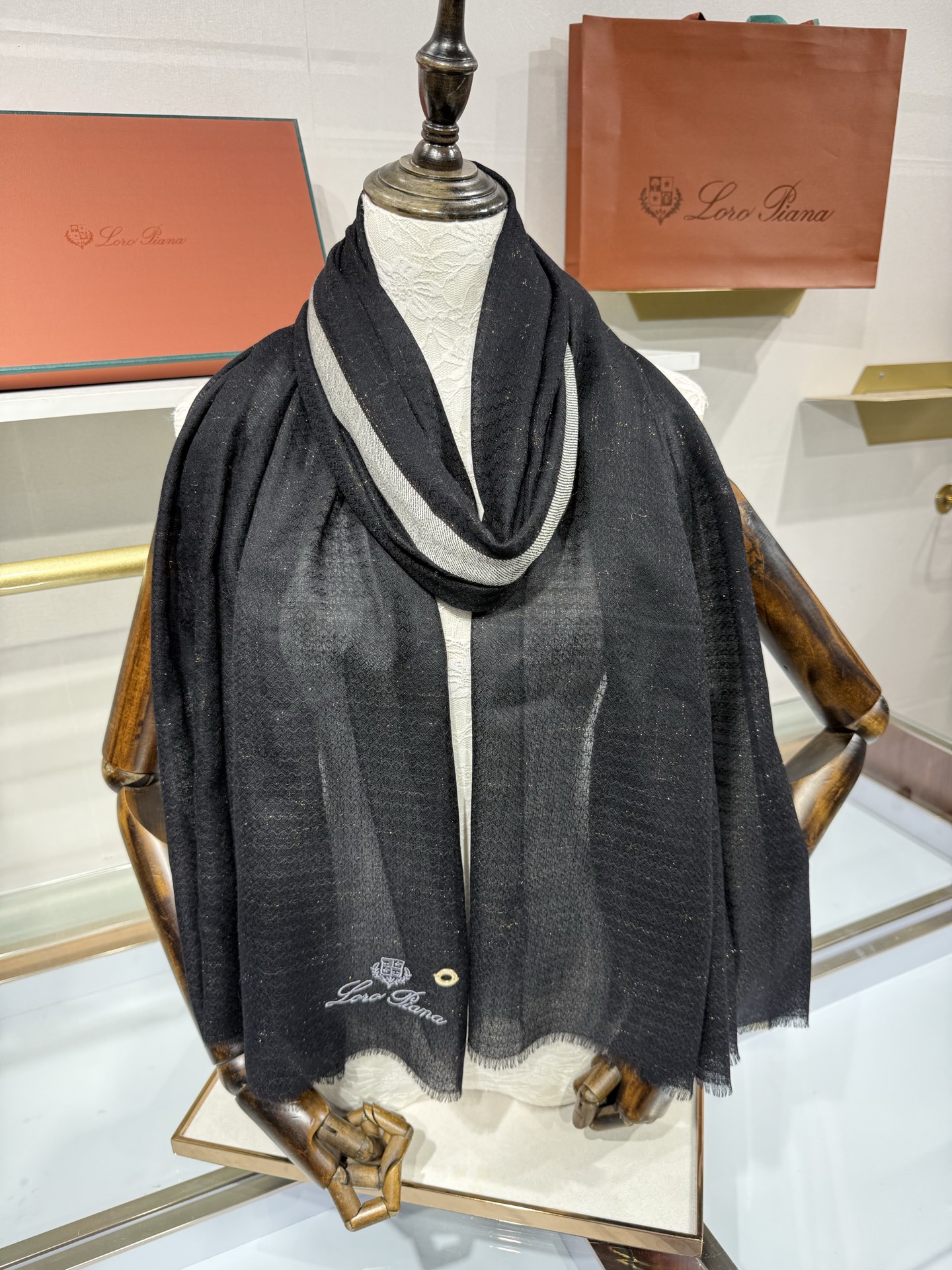 💟Loro Piana LP最新独家供应十年二十年都不过时！也只有LP羊绒围巾能把这么看似简单外观的围巾