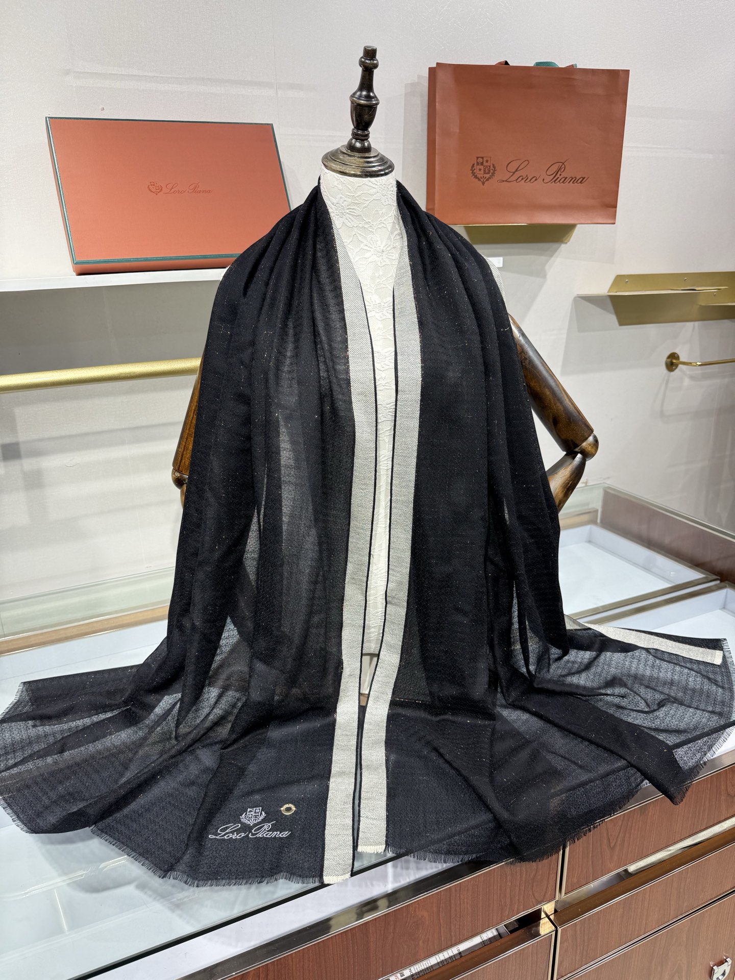 💟Loro Piana LP最新独家供应十年二十年都不过时！也只有LP羊绒围巾能把这么看似简单外观的围巾
