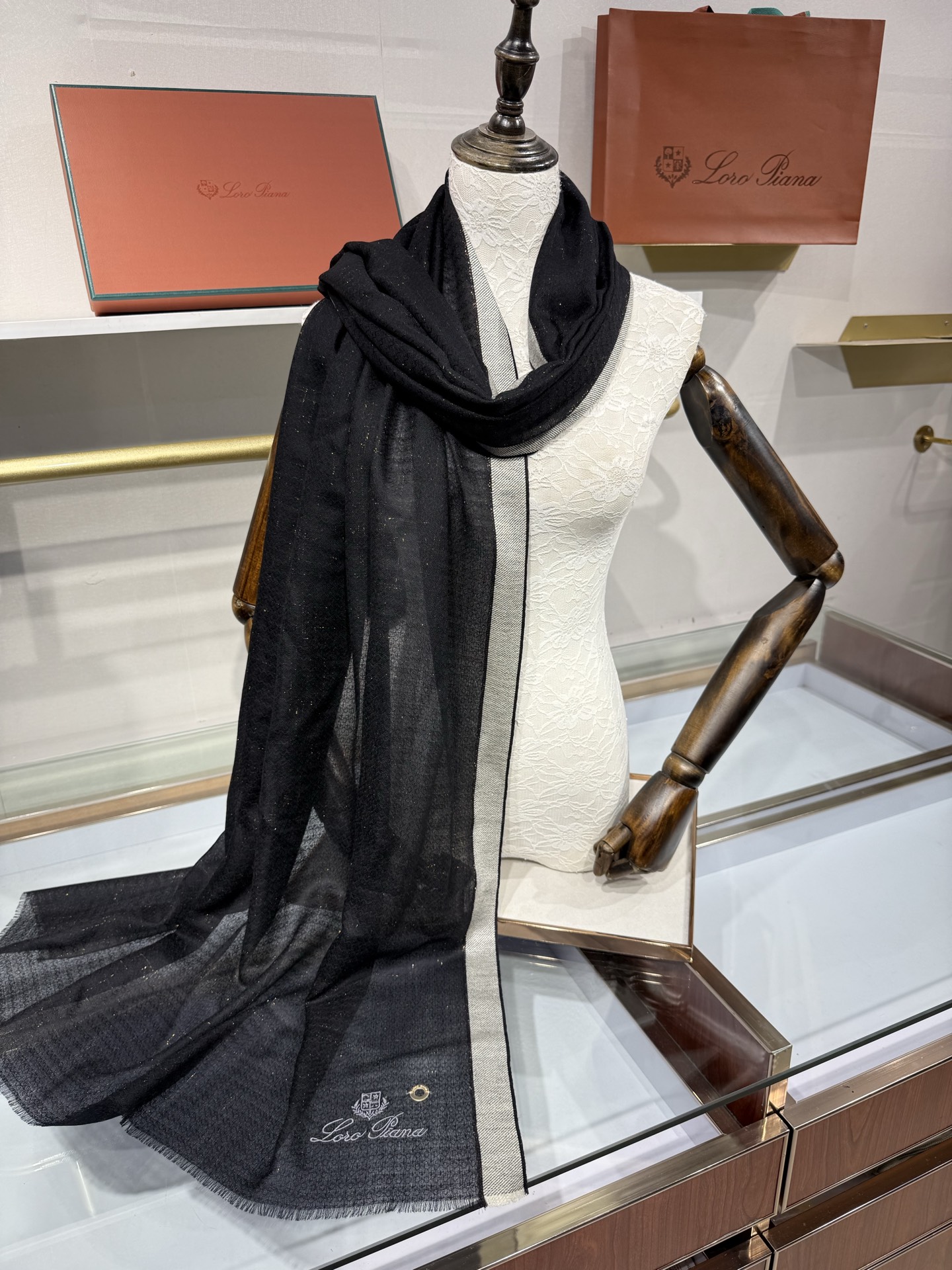 💟Loro Piana LP最新独家供应十年二十年都不过时！也只有LP羊绒围巾能把这么看似简单外观的围巾
