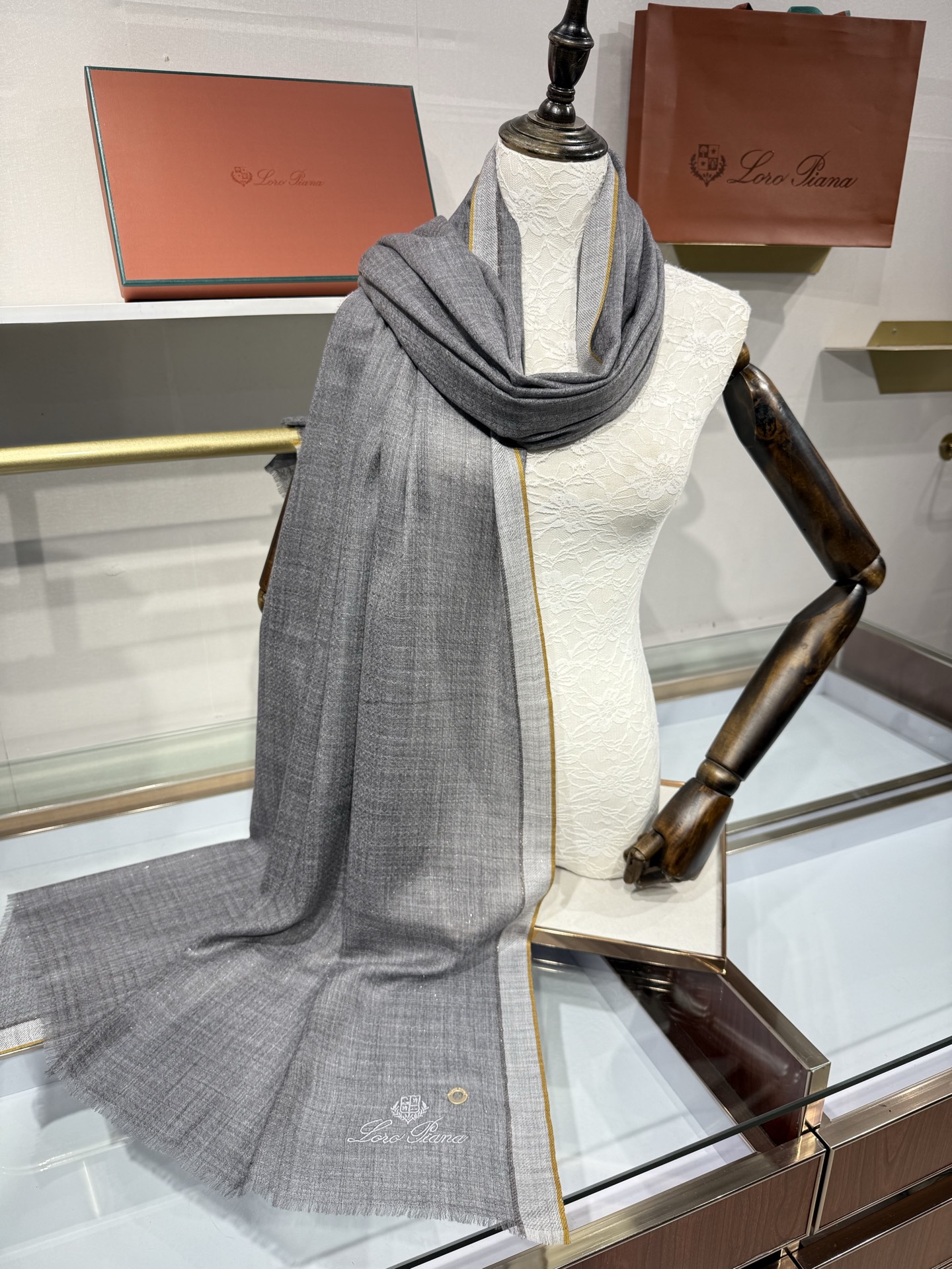 💟Loro Piana LP最新独家供应十年二十年都不过时！也只有LP羊绒围巾能把这么看似简单外观的围巾