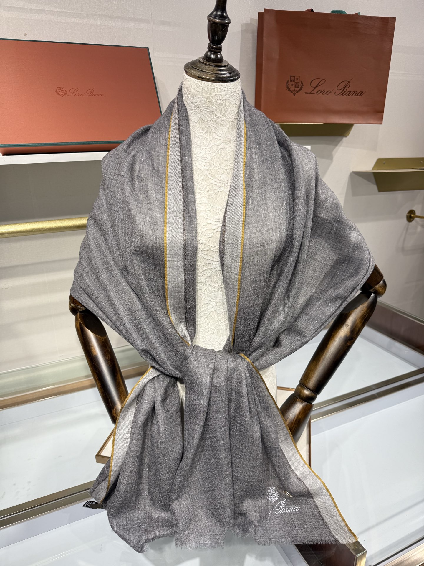 💟Loro Piana LP最新独家供应十年二十年都不过时！也只有LP羊绒围巾能把这么看似简单外观的围巾
