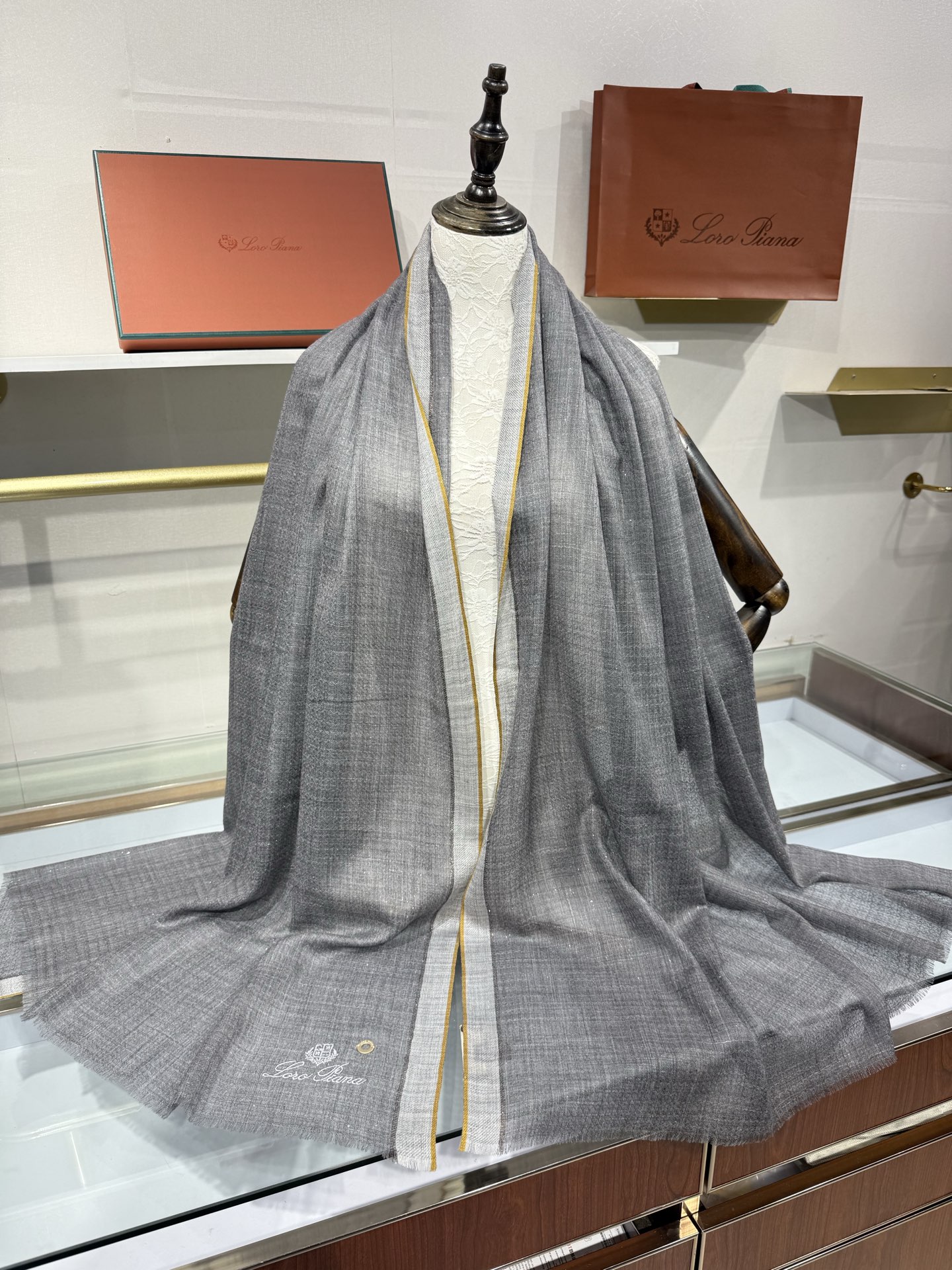 💟Loro Piana LP最新独家供应十年二十年都不过时！也只有LP羊绒围巾能把这么看似简单外观的围巾