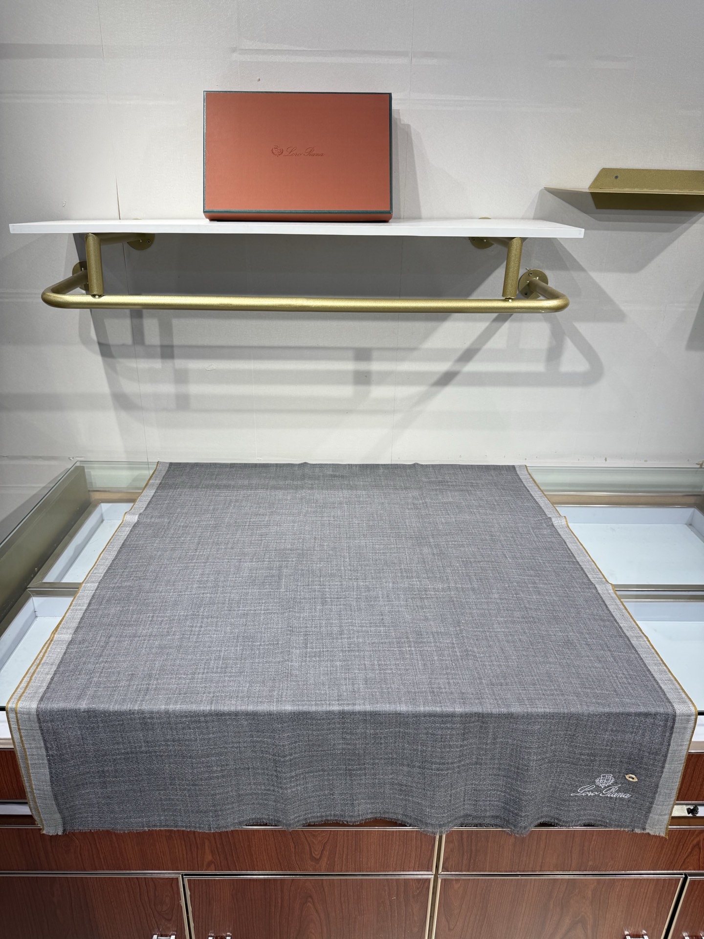 💟Loro Piana LP最新独家供应十年二十年都不过时！也只有LP羊绒围巾能把这么看似简单外观的围巾